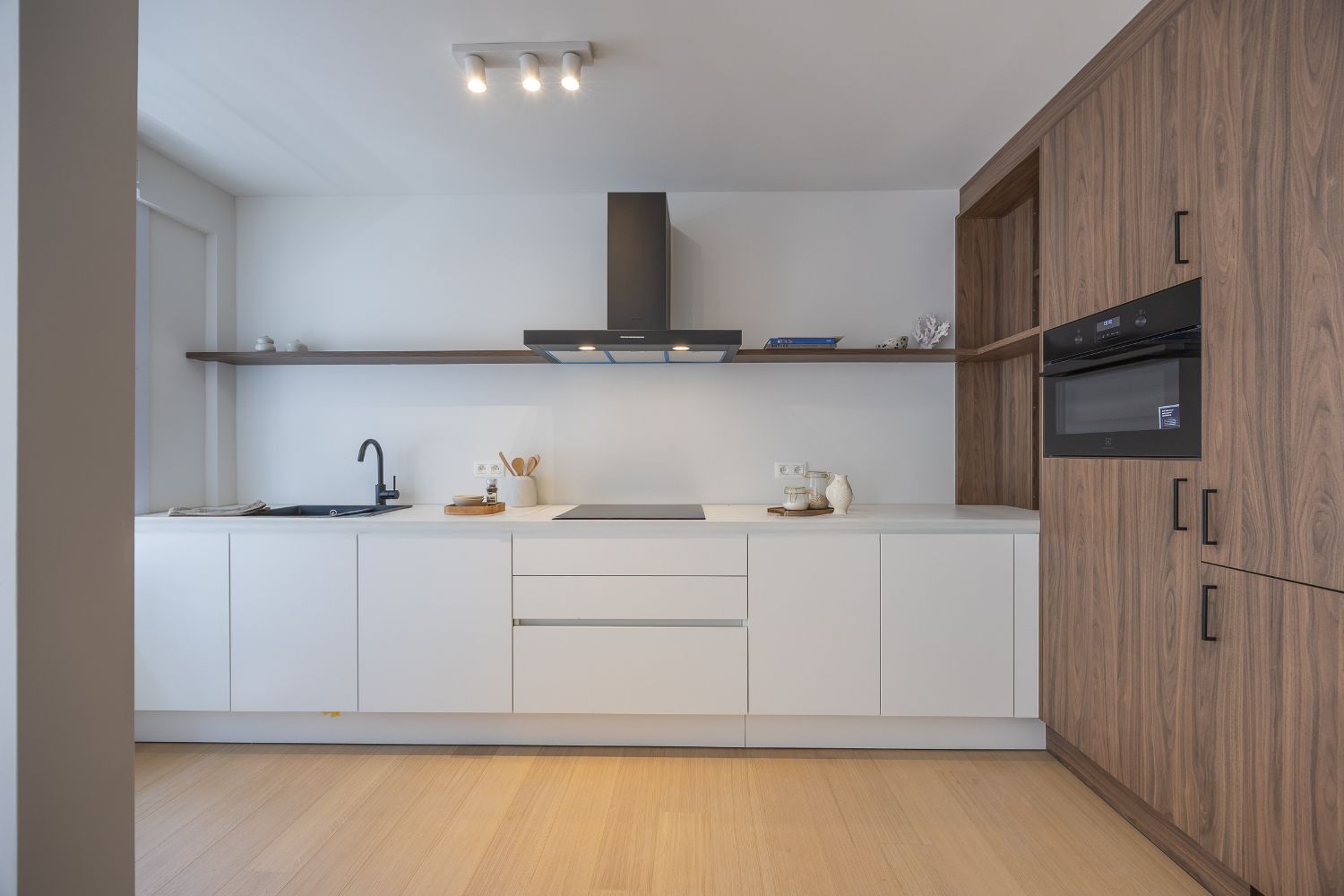 Gerenoveerd twee slaapkamer appartement in centrum Oostende foto 9