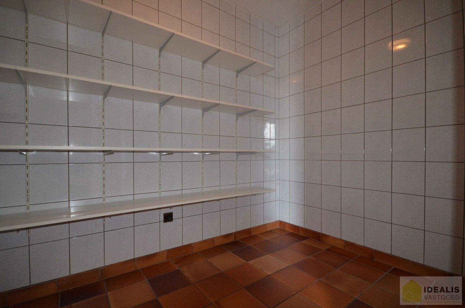 IDEALIS VASTGOED – Charmante, instapklare woning in een groene, rustige omgeving in hartje Hechtel (Hechtel-Eksel) met +-370m² bewoonbare oppervlakte! Deze gezellige woning biedt een aangename leefruimte, maar liefst 5 slaapkamers, 2 badkamers, een praktische indeling én een ruime tuin waar je volop kan genieten van het uitzicht. Het pand bevindt zich op een mooi breed perceel en is ideaal voor wie houdt van rust en privacy, maar toch een vlotte verbinding wenst naar omliggende gemeenten en steden. foto 32