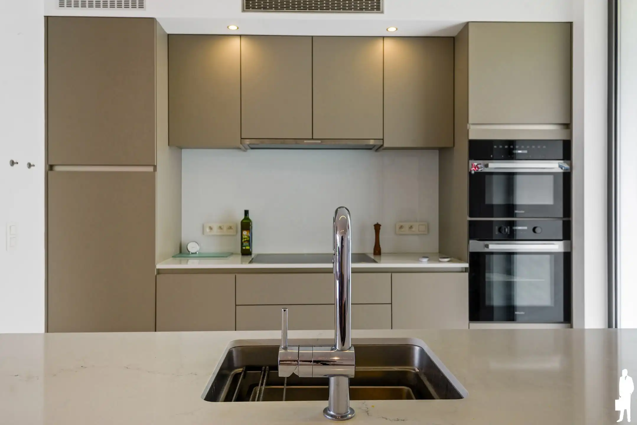 Stijlvol appartement met terras en 2 autostaanplaatsen foto 8
