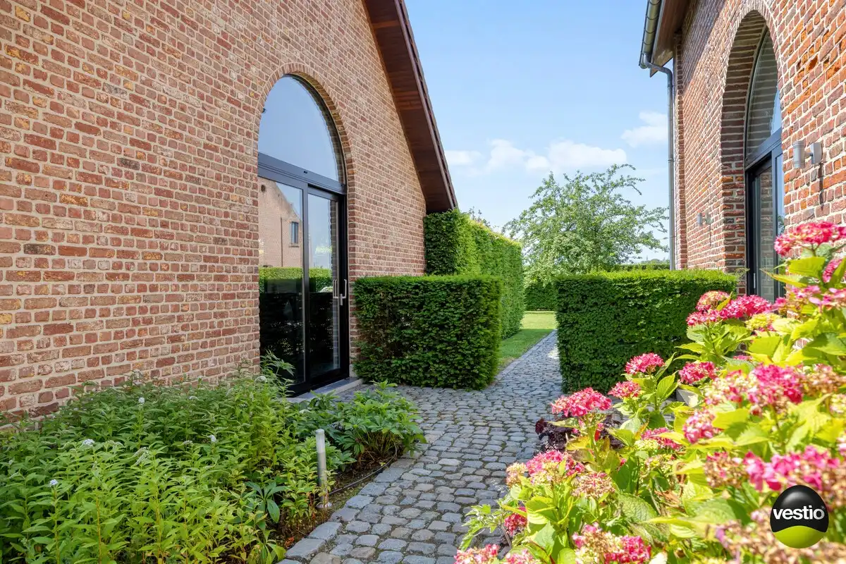 EXCLUSIEVE HOEVE MET MEERDERE WOONGEDEELTES, ATELIER, STALLING en AANPALENDE WEIDE OP CA. 1,6 HECTARE NABIJ DOMEIN NIEUWENHOVEN. foto 16