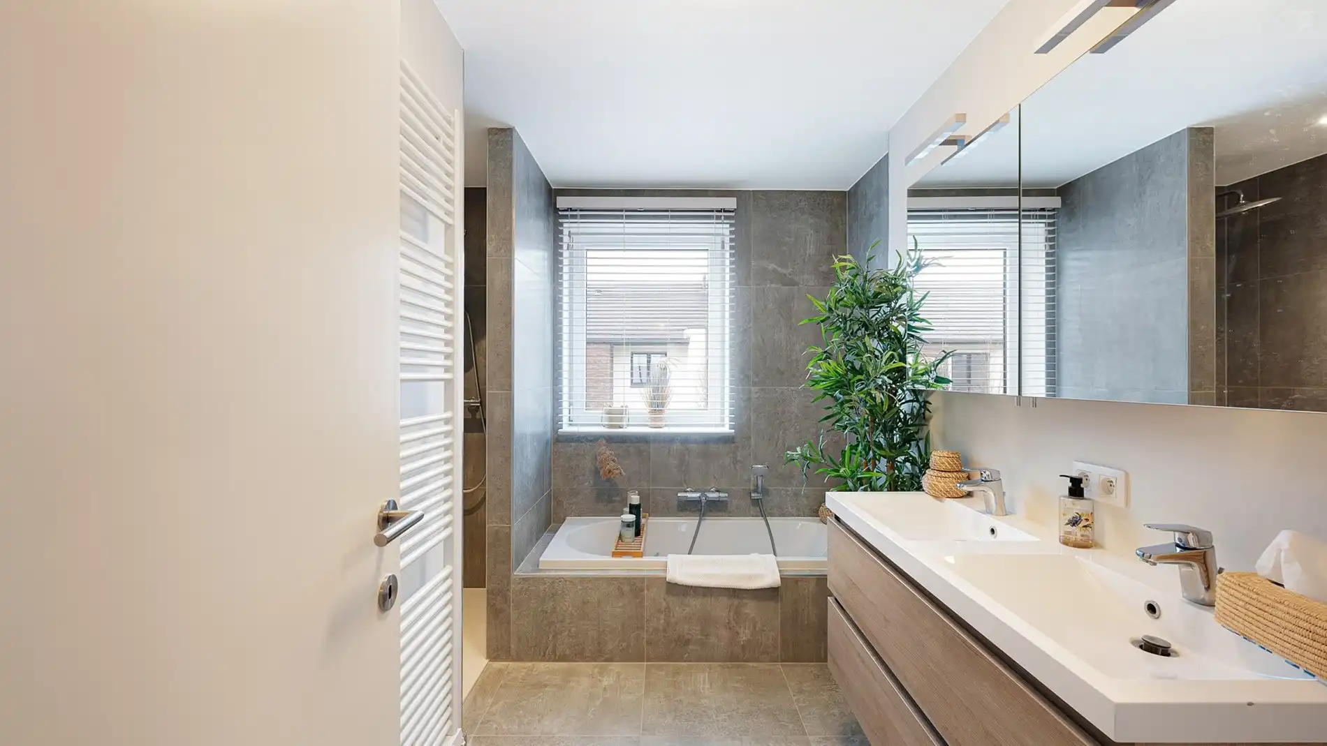 Quasi nieuwbouwwoning in een deelgemeente van Brugge foto 14