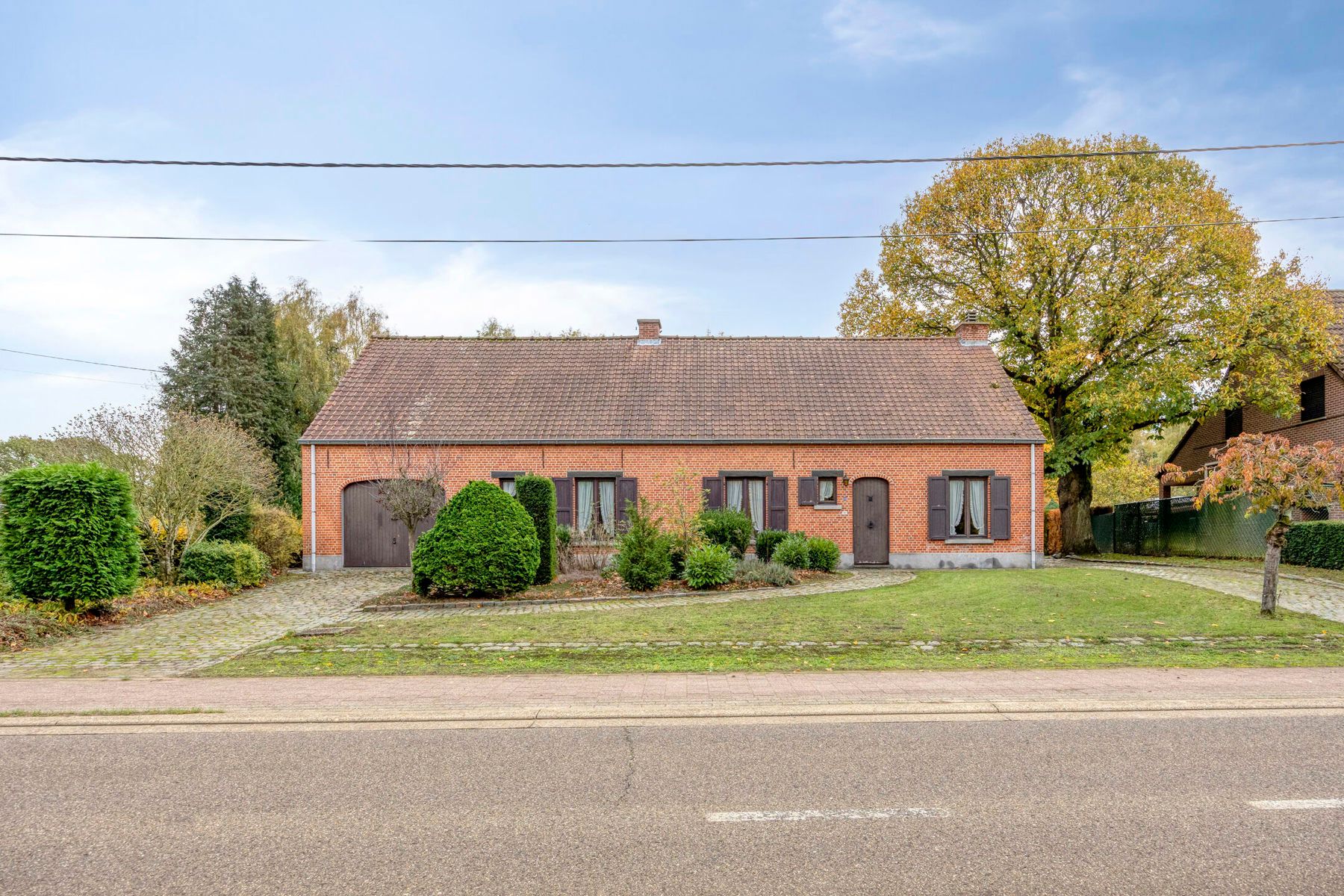 Karaktervolle te renoveren woning op perceel van 37a20ca! foto 2