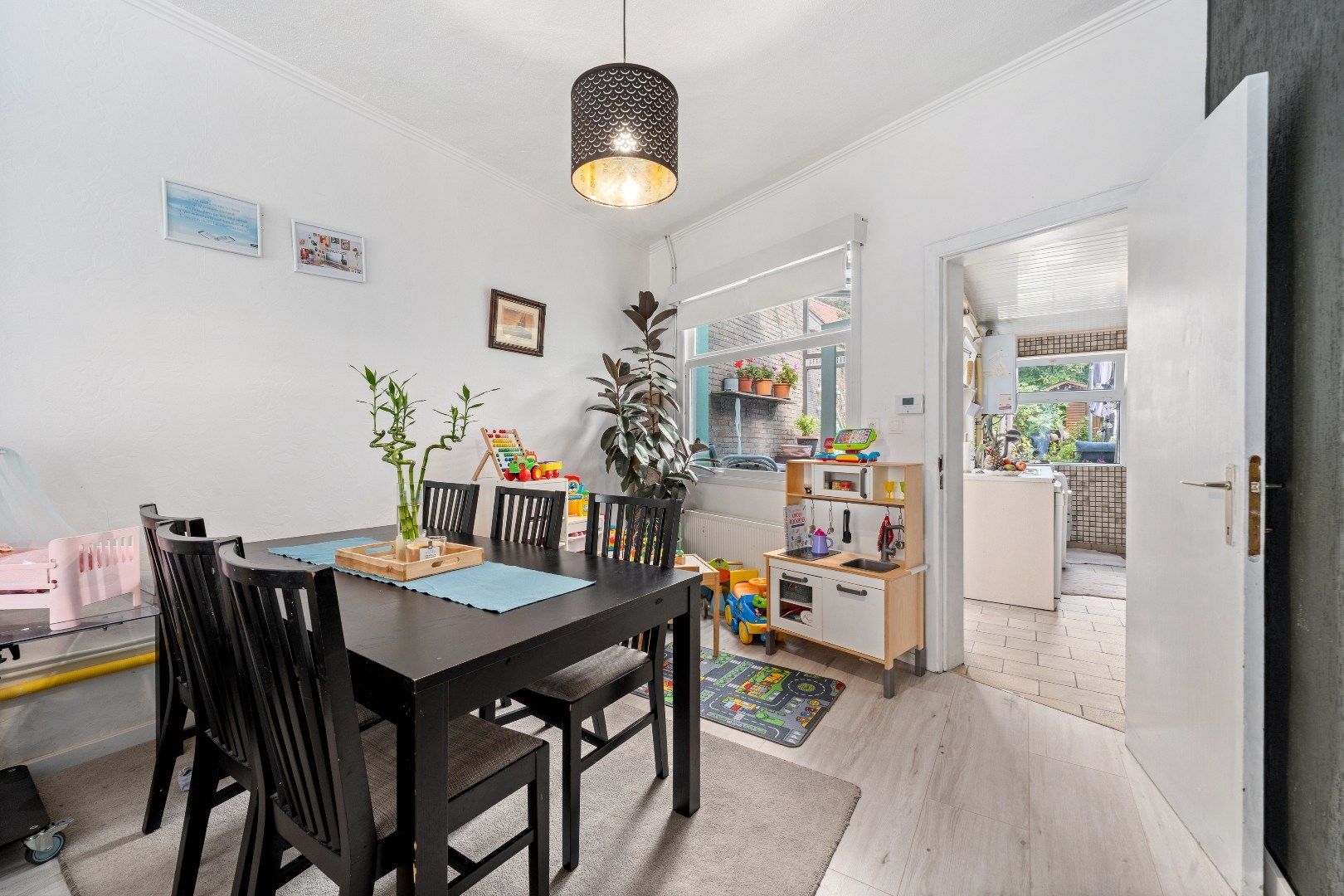 Op te frissen rijwoning met tuin foto 3