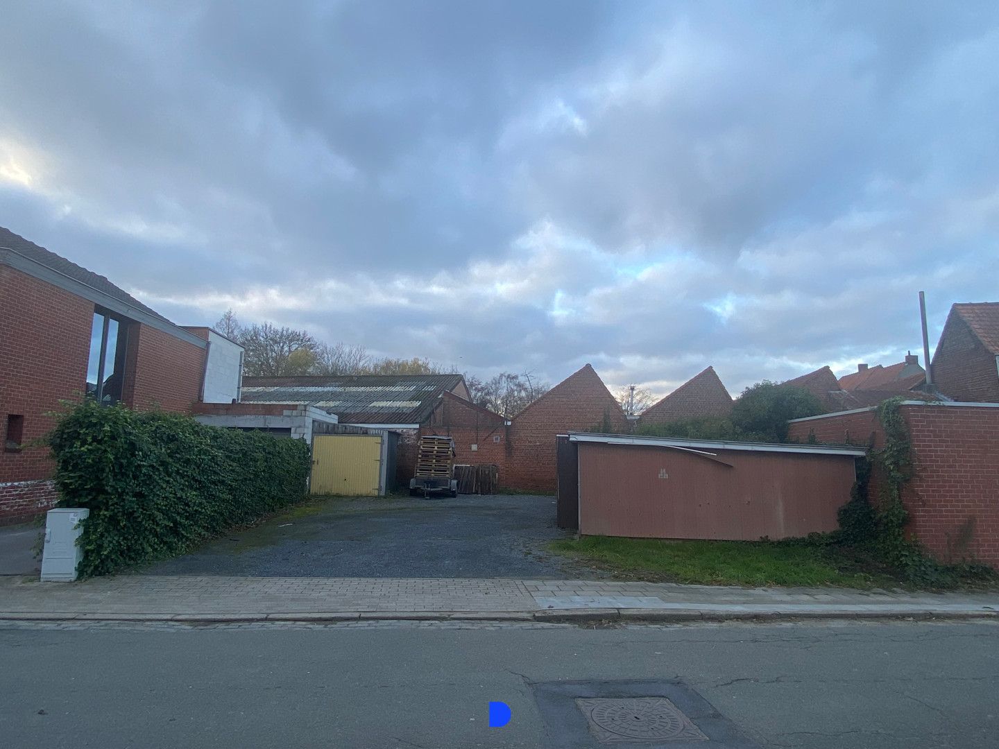 Perceel (bouw)grond met garages foto 2