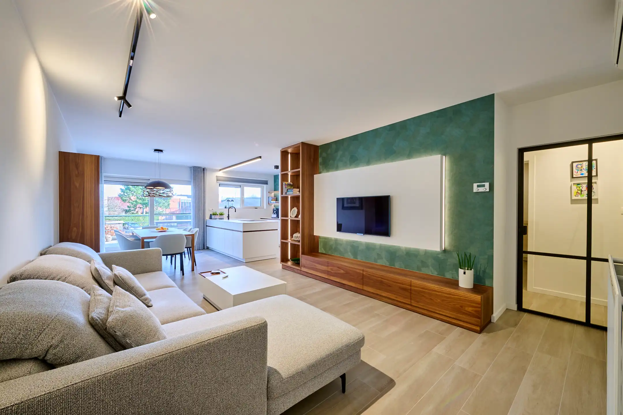 VOLLEDIG VERNIEUWD RUIM EN HOOGWAARDIG AFGEWERKT APPARTEMENT foto 7