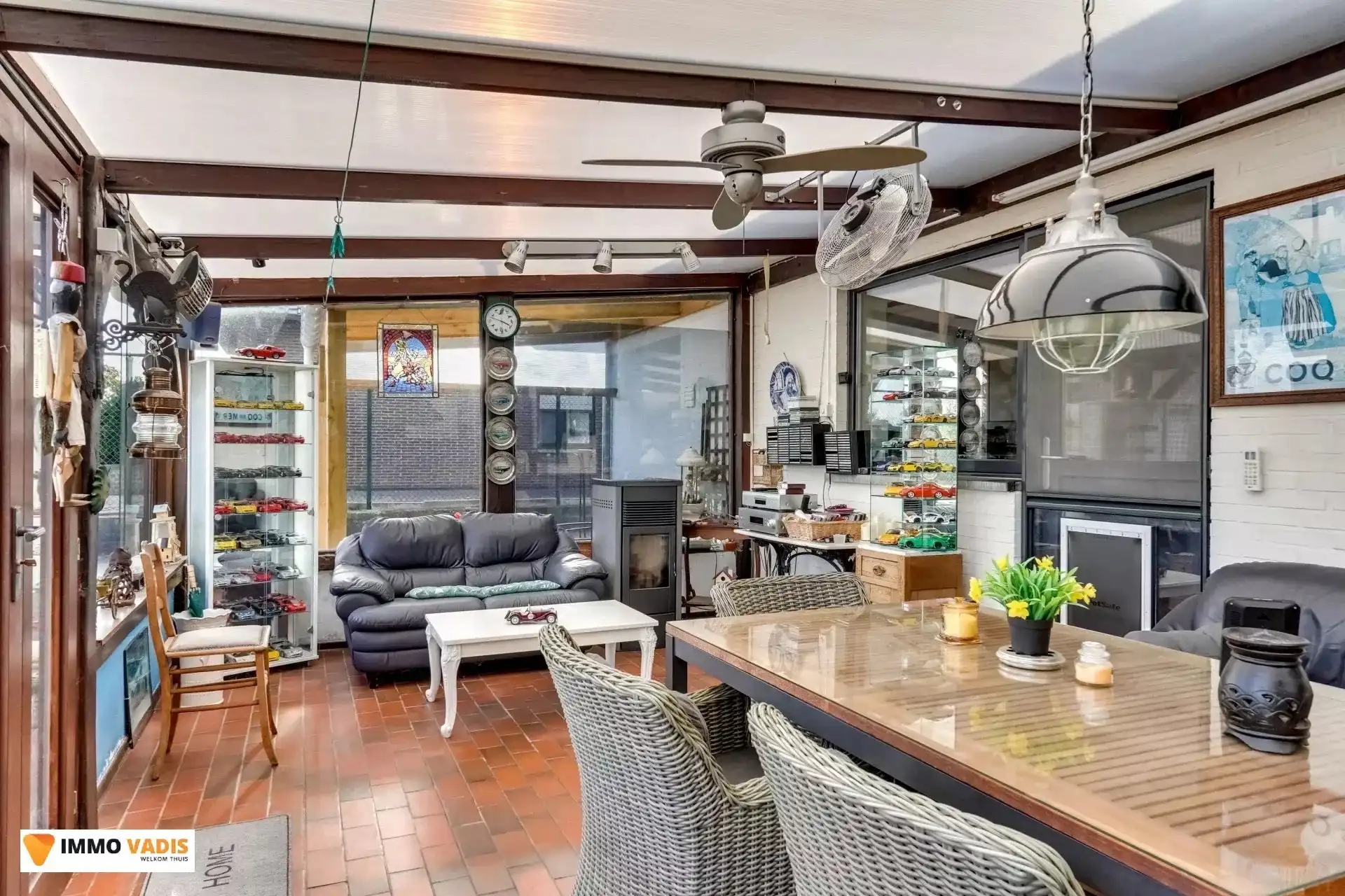 Te koop op lijfrente - Comfortabele villa met drie slaapkamers, twee garages en een magazijn. foto 24