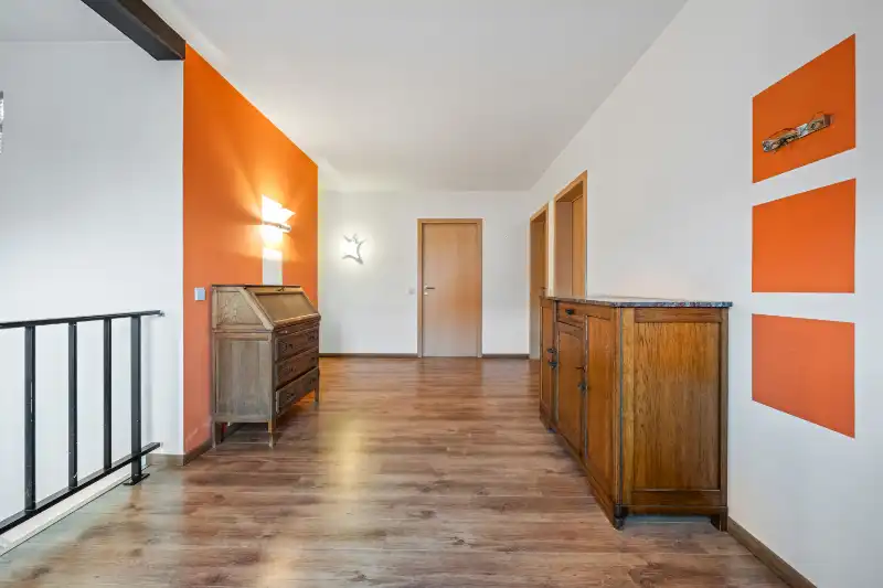 Zonnebeke. Half-open polyvalent ruim gebouw / handelshuis met apart magazijn van +/- 170m2 en  3-5 slaapkamers en apart kantoor / hobby / handelsruimte. Goede staat ! foto 11
