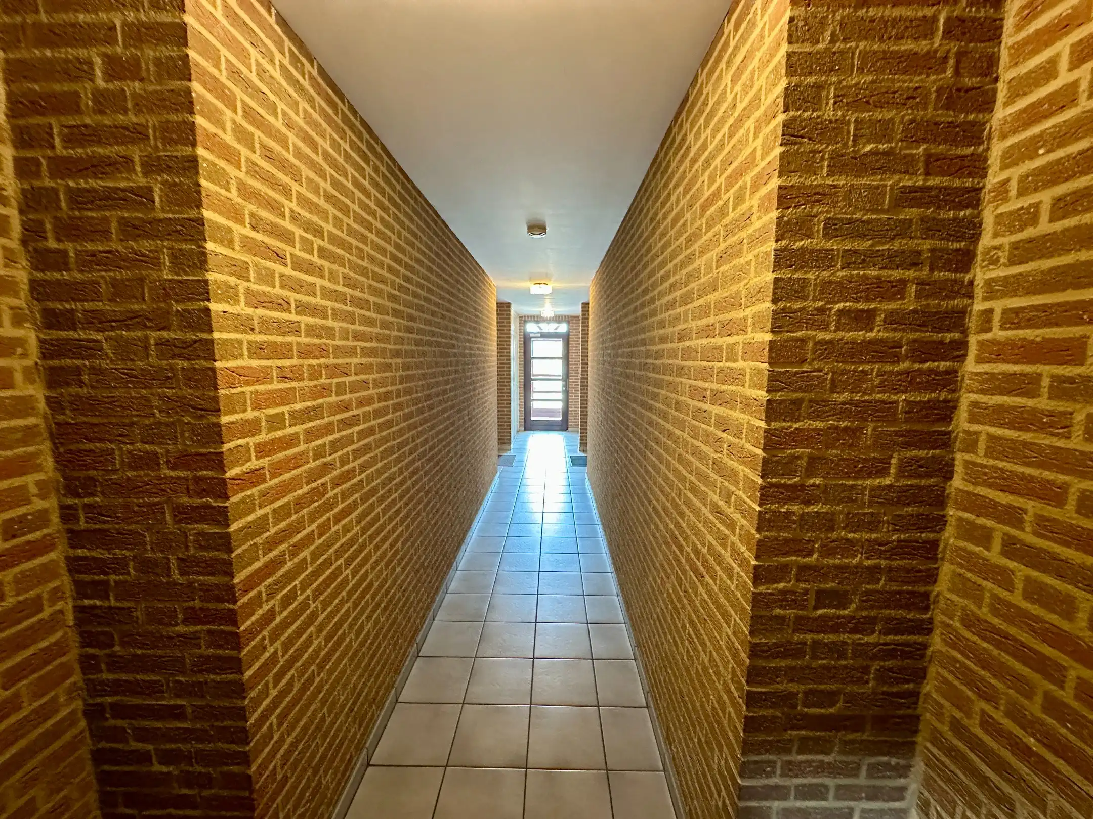 Gelijkvloers appartement met 2 slaapkamers, terras en privé garagebox foto 3