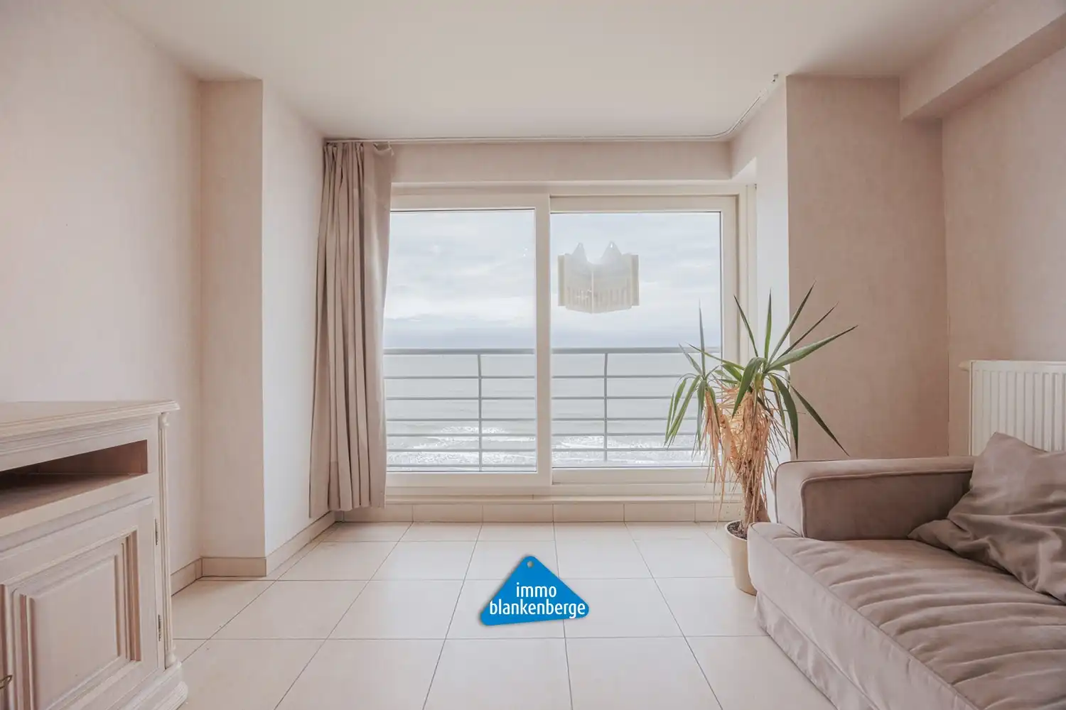 1 slaapkamerappartement met frontaal zeezicht op de zeedijk van Blankenberge foto 3