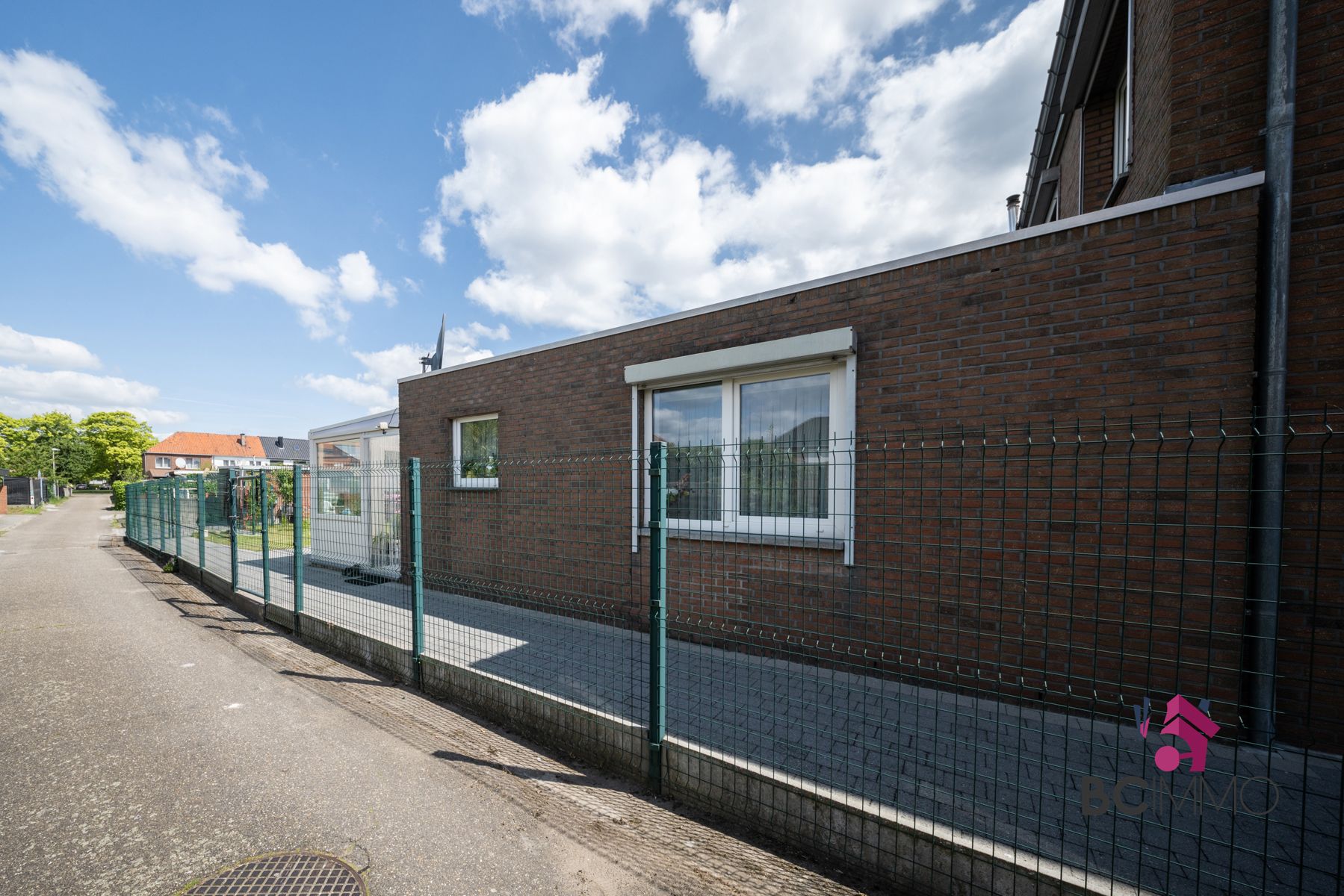 Instapklare halfopen woning met een mooie veranda in een rustige buurt foto 2