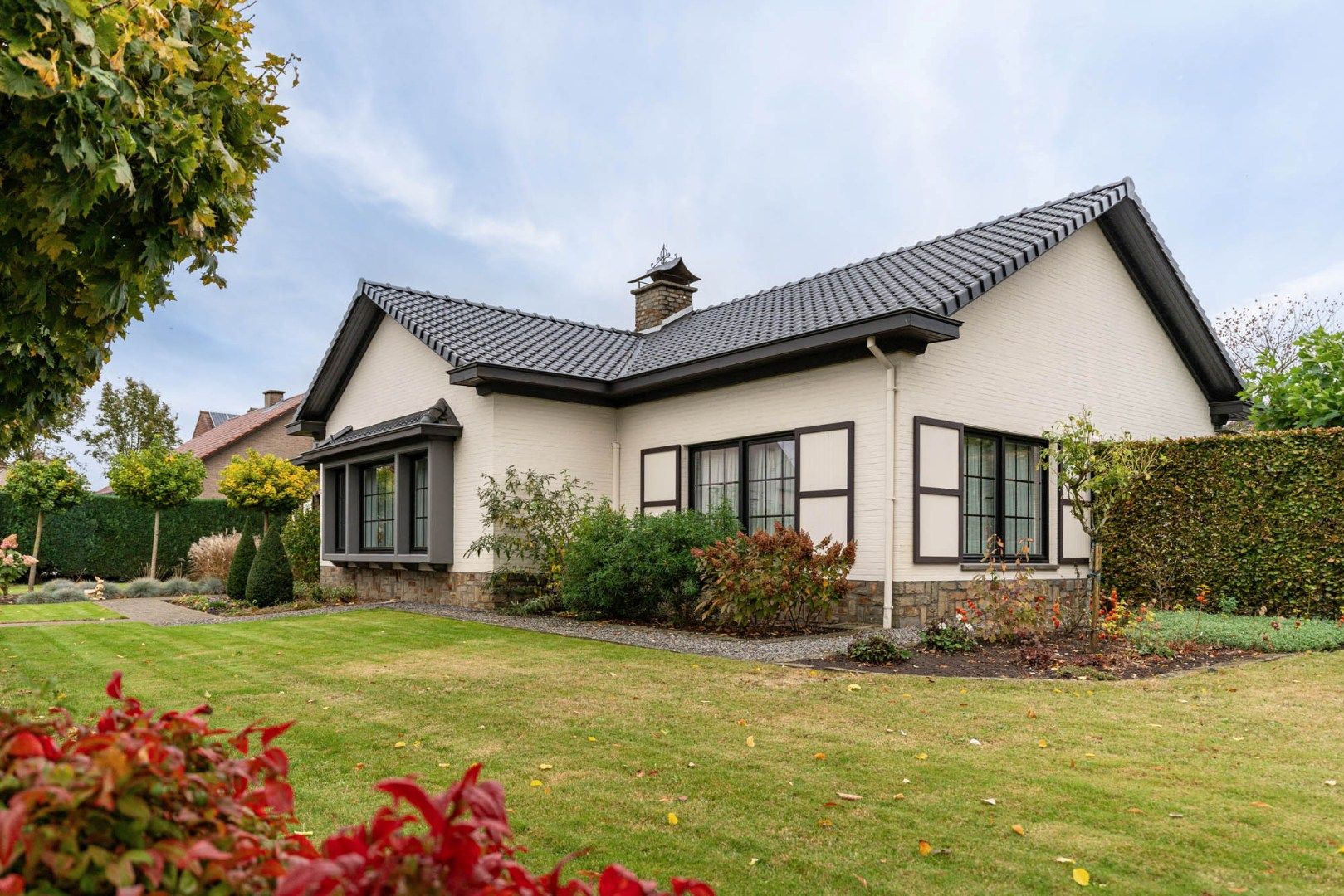 Ruim, goed afgewerkt gelijkvloers landhuis op een perceel van 13a20ca  nabij het centrum van Neeroeteren!  foto 1