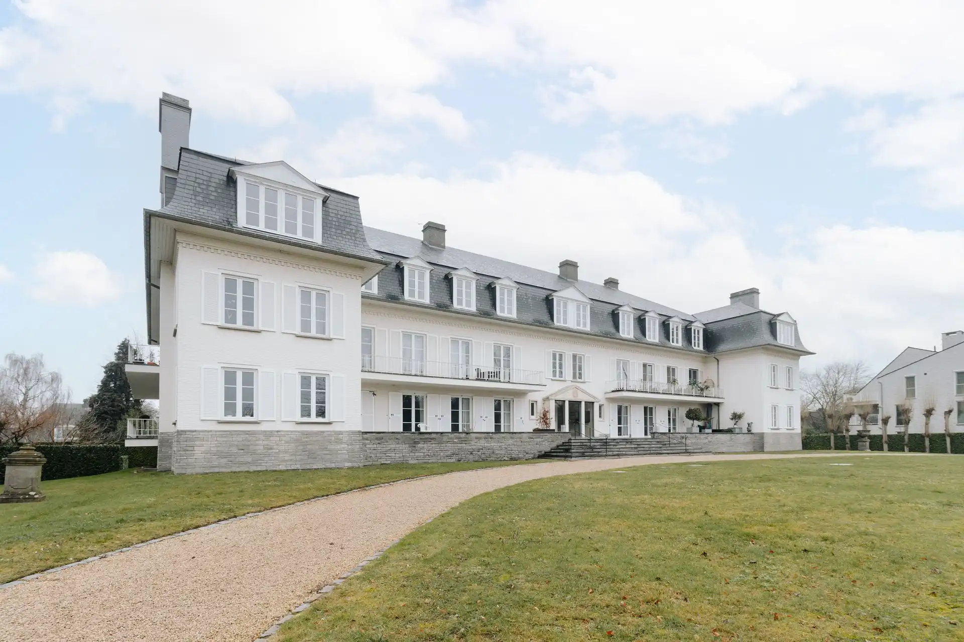 Ruim hoekappartement te huur nabij centrum Boechout. foto {{pictureIndex}}