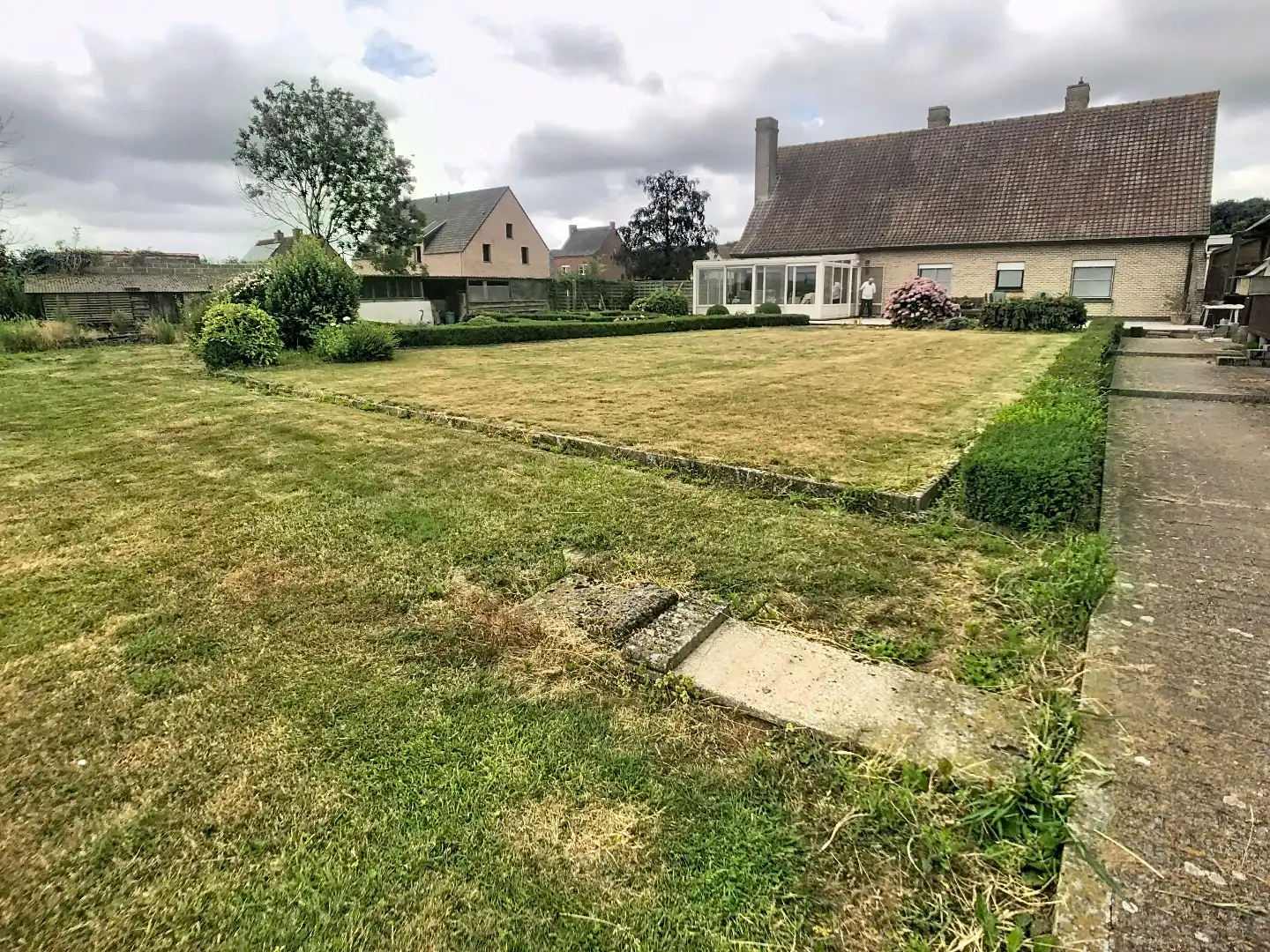 Alleenstaande woning met 3 slaapkamers,  inpandige garage, op 1744m² en zicht op de velden foto 3