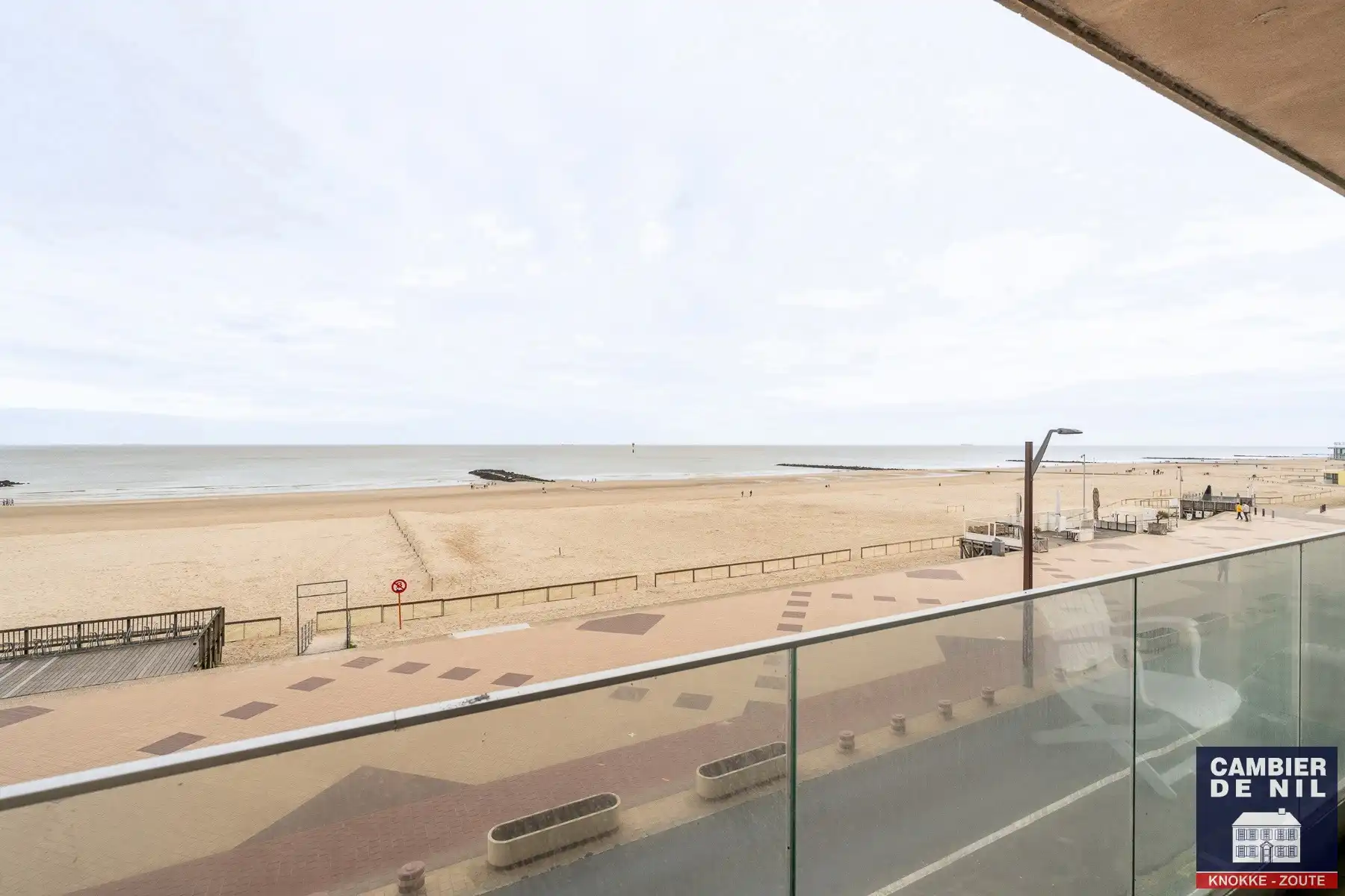 Gemeubeld appartement met frontaal zeezicht aan het Vanbunnenplein foto 18