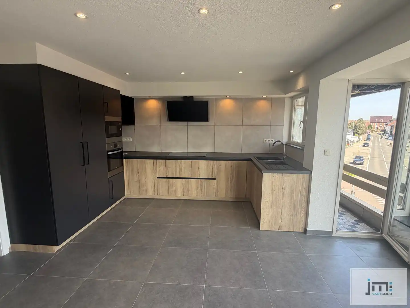 Gerenoveerd appartement met 4 slaapkamers foto 2