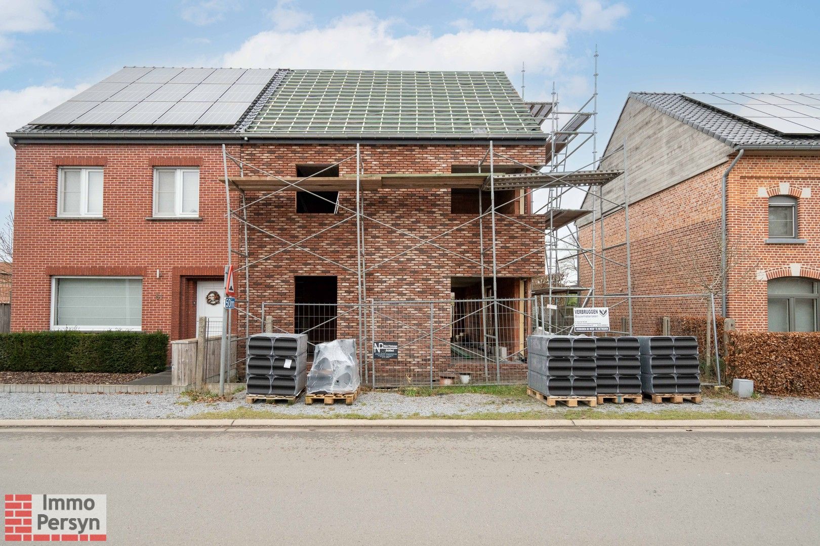 Instapklare halfopen bebouwing met 3 slaapkamers in groene omgeving foto {{pictureIndex}}