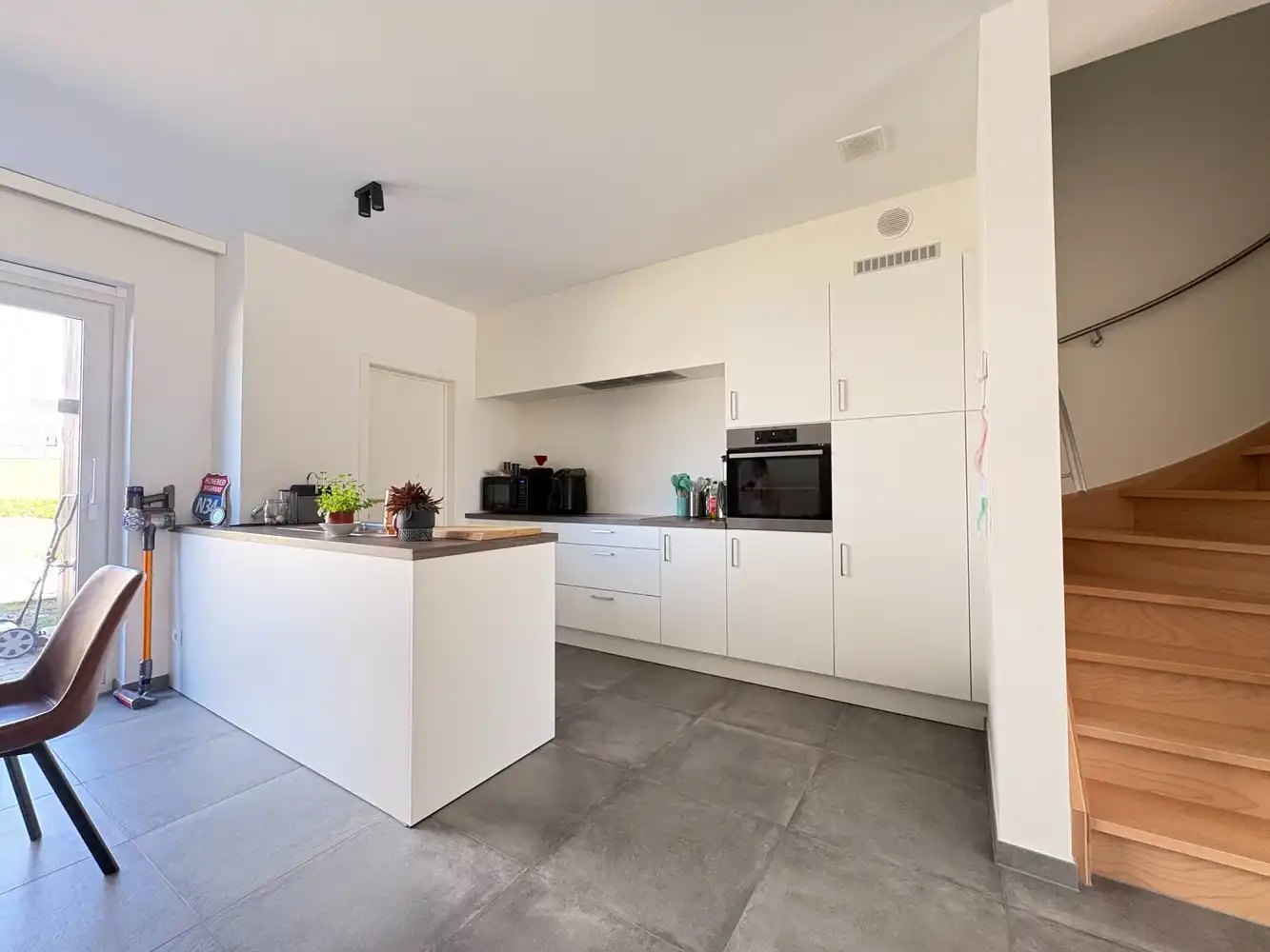 Lichtrijke nieuwbouwwoning in het hartje van Torhout foto 3