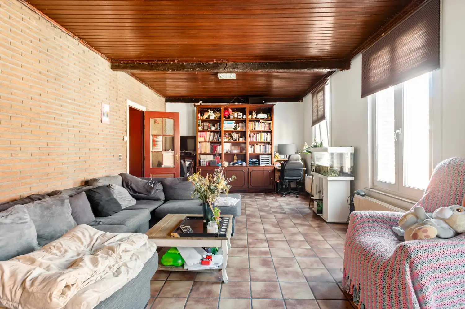 Ruim te renoveren duplex-appartement met 4 slaapkamers in Schoten! foto 4