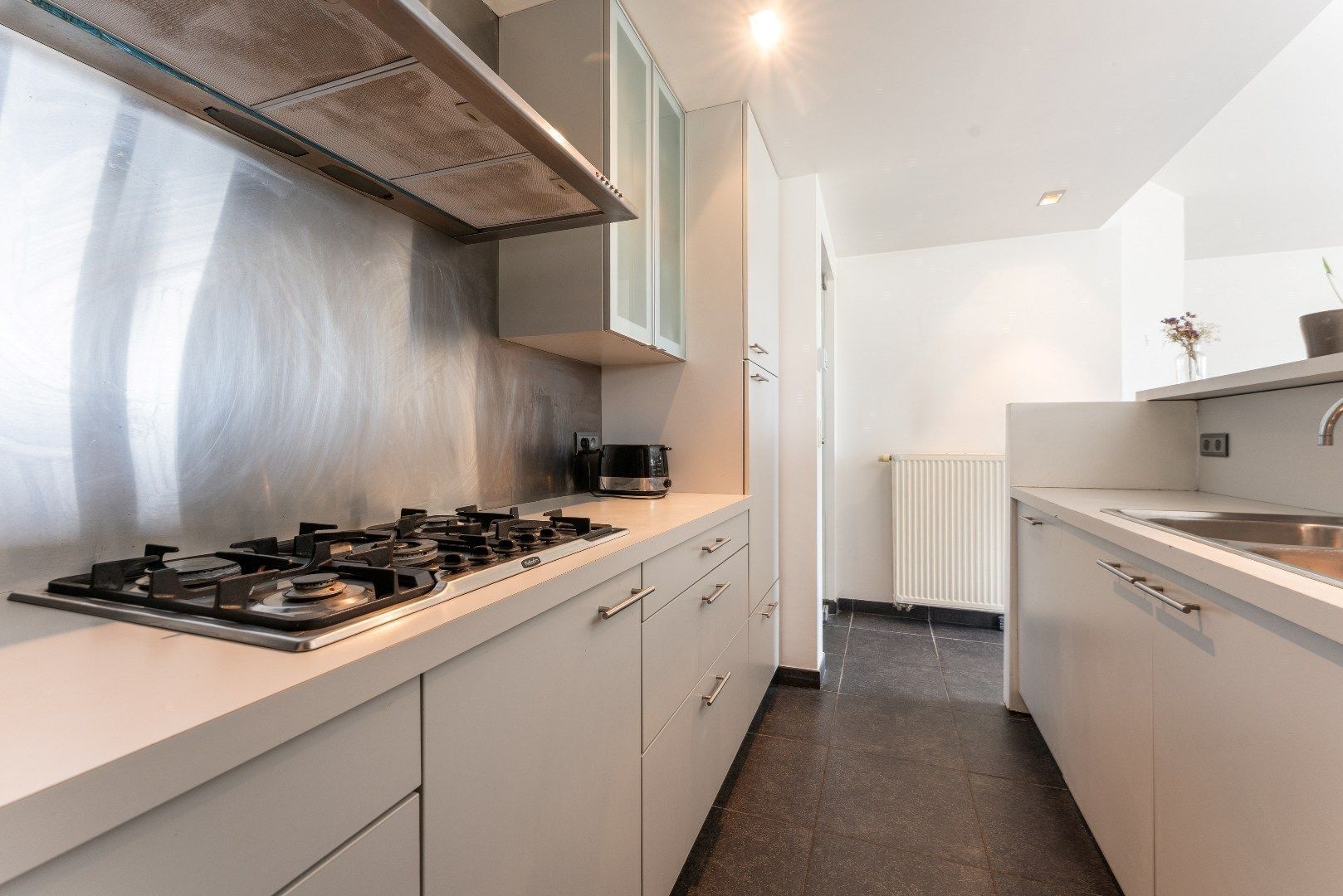 Ruim en licht 2 slaapkamerappartement nabij St-Pietersstation. foto 6