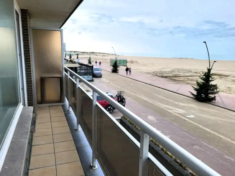 Ruim appartement met terras op de Zeedijk van Oostduinkerke te koop foto 4