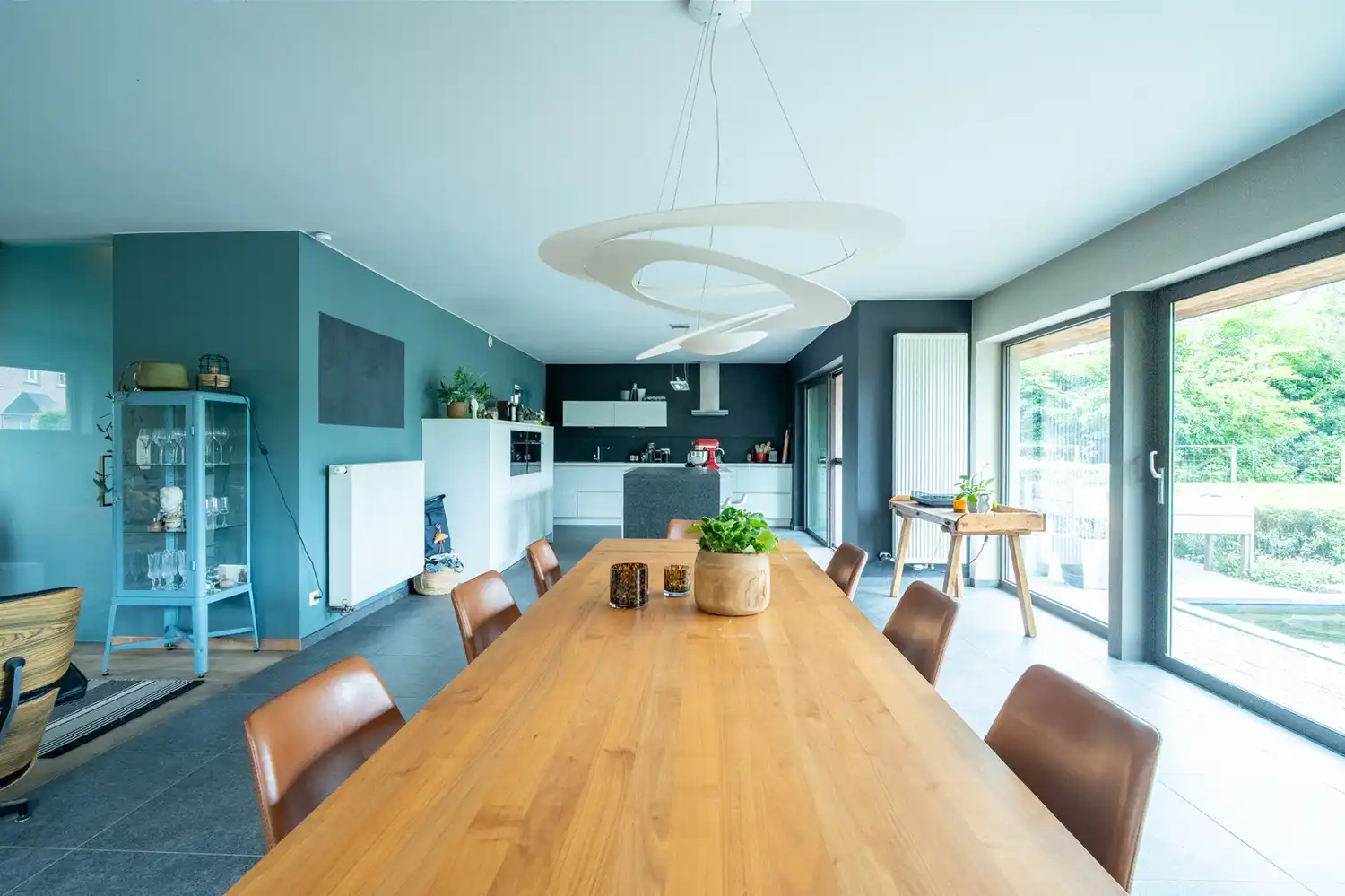Een zonovergoten woning met aangelegde tuin en vijver, met instelprijs. foto 6