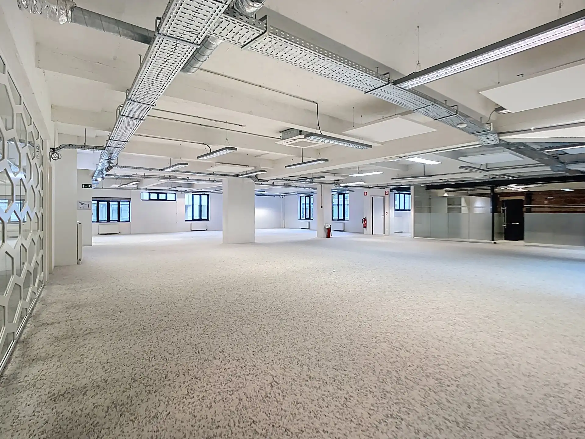 Afgewerkte kantoren in authentieke setting te huur foto 10