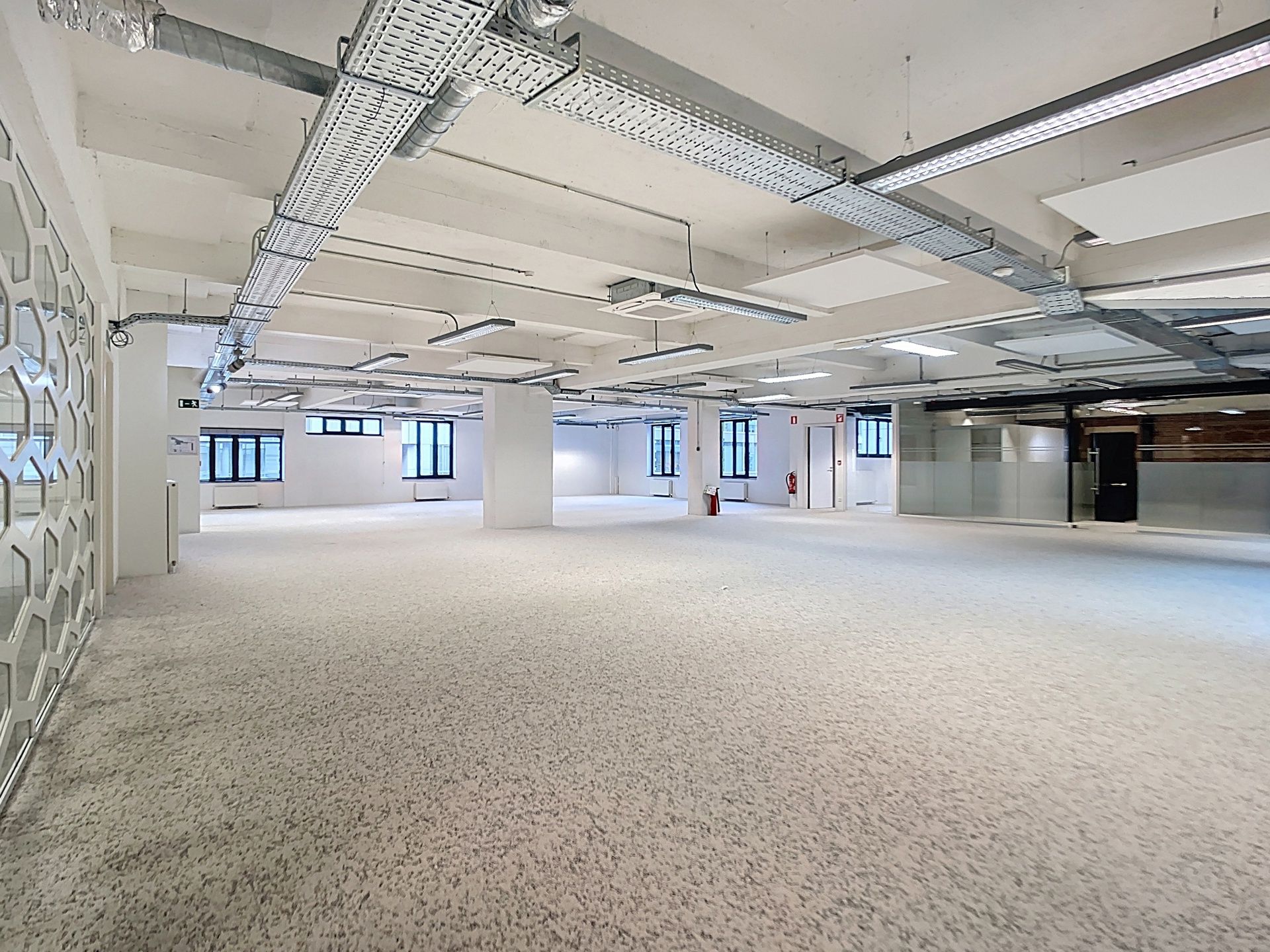 Afgewerkte kantoren in authentieke setting te huur foto 10