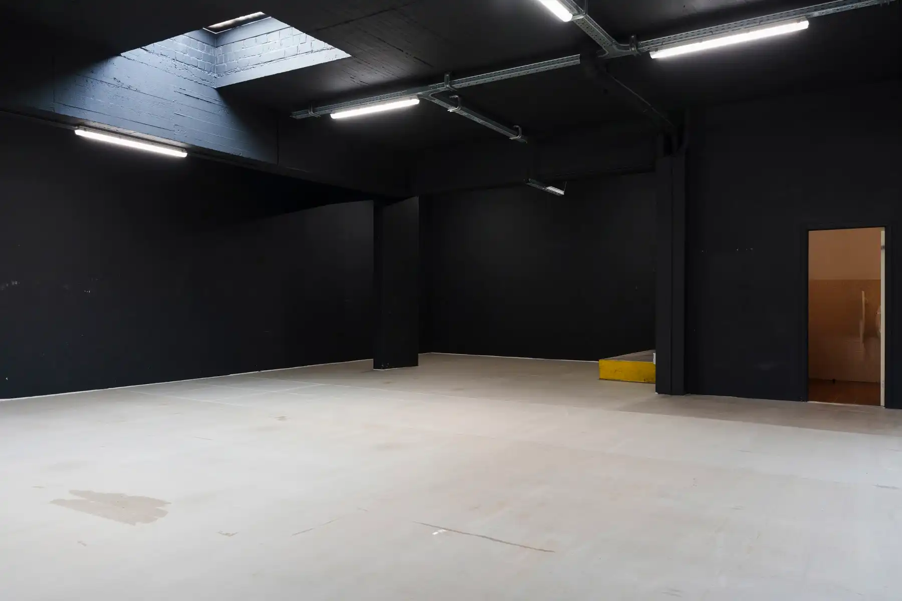 Veelzijdige commerciële ruimte met uitzonderlijke hoogte foto 2