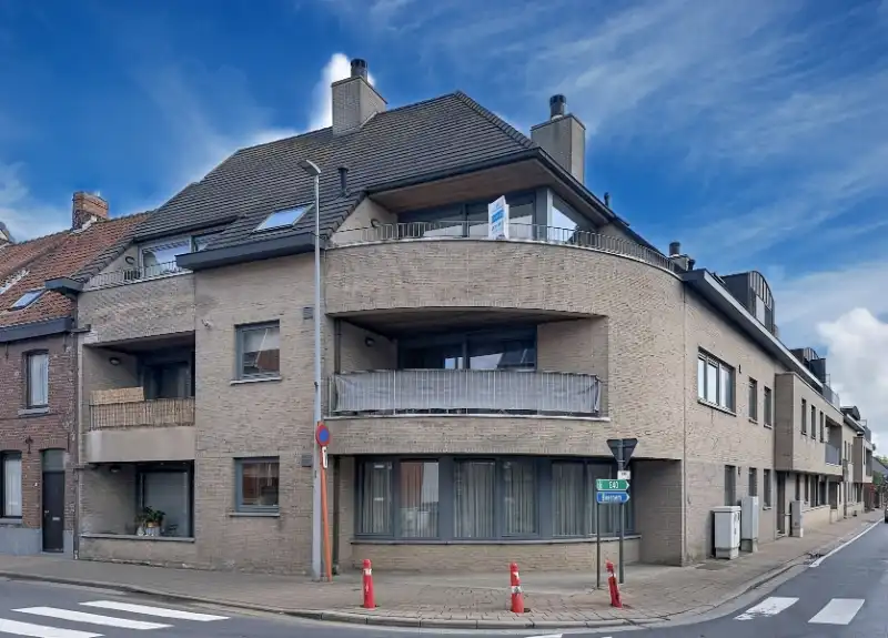 Lichtrijk appartement met terras en garage foto {{pictureIndex}}