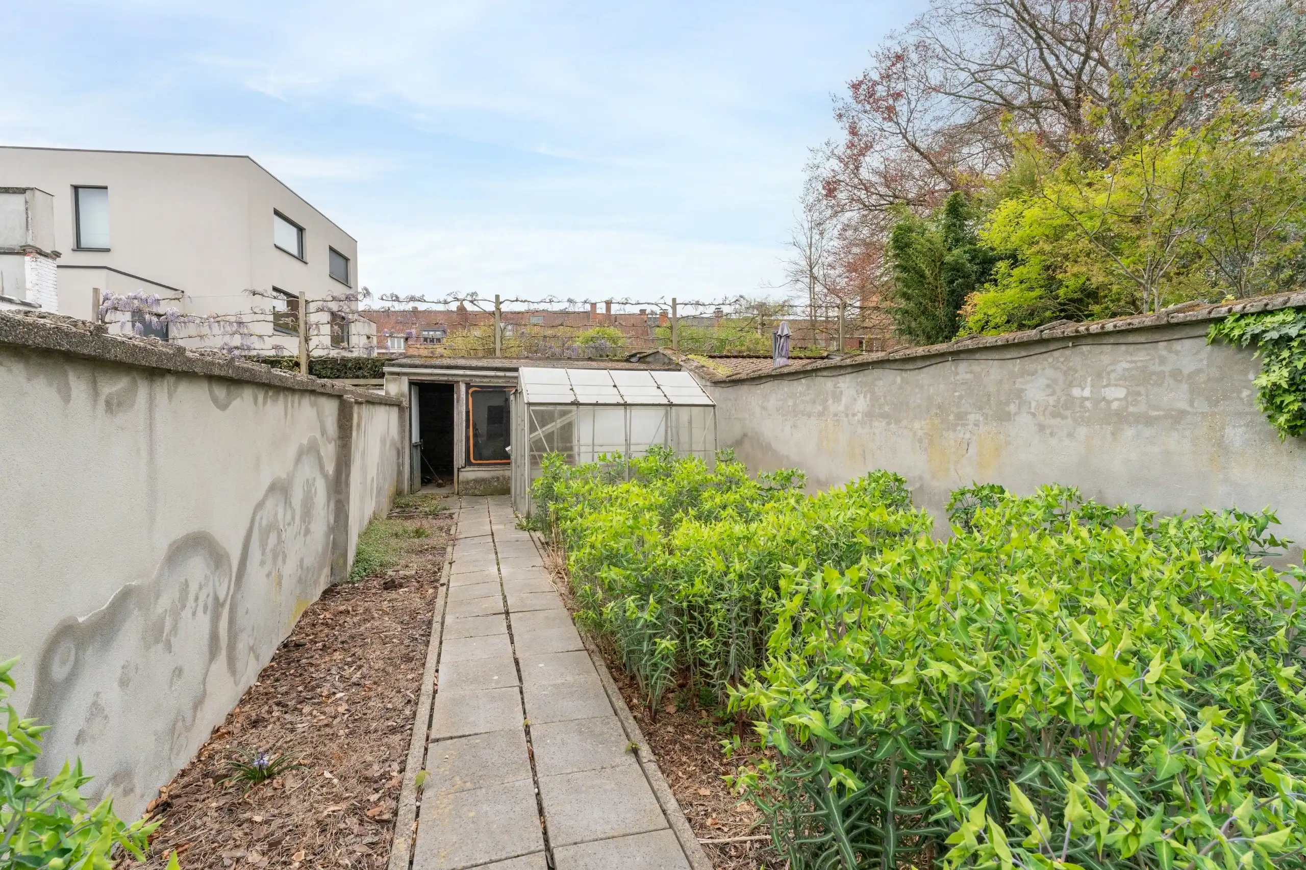 Zeer ruime te renoveren woning in centrum met 5 slpks. & tuin foto 11