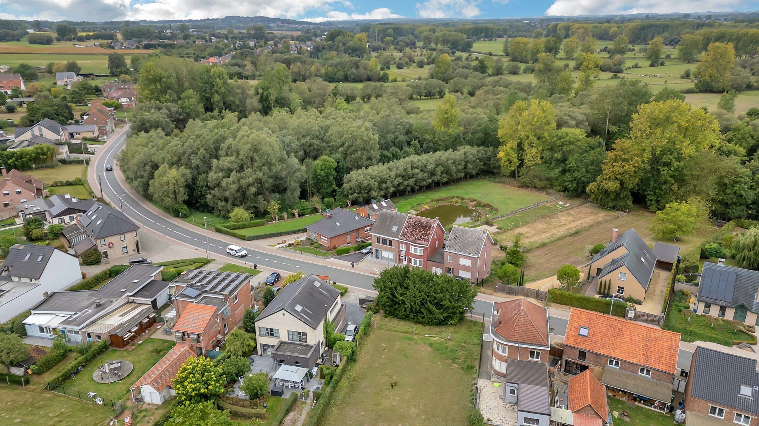 Te renoveren woning met garage en tuin foto 26