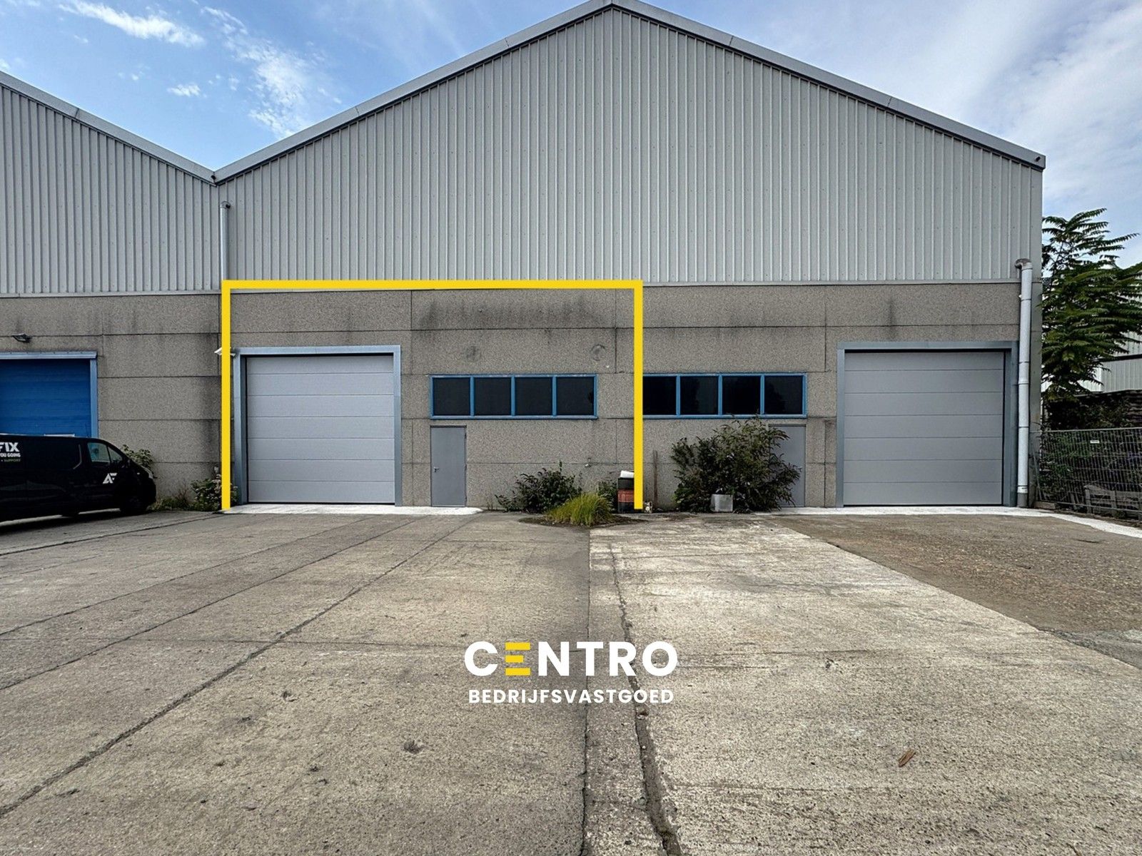 Instapklare OPSLAGRUIMTE (161m²), met hoge sectionaalpoort en 2 private parkeerplaatsen voor de deur. Op industriezone "Herdersbrug" te 8000 Brugge. foto {{pictureIndex}}