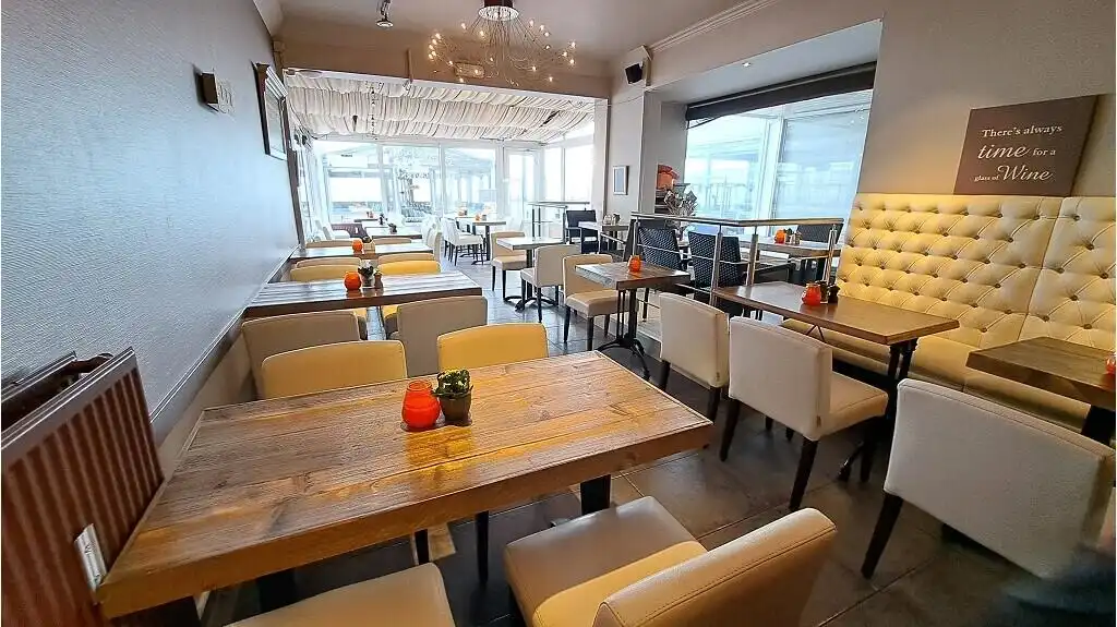 Horecapand met Terras op de Zeedijk te koop in Blankenberge foto 2