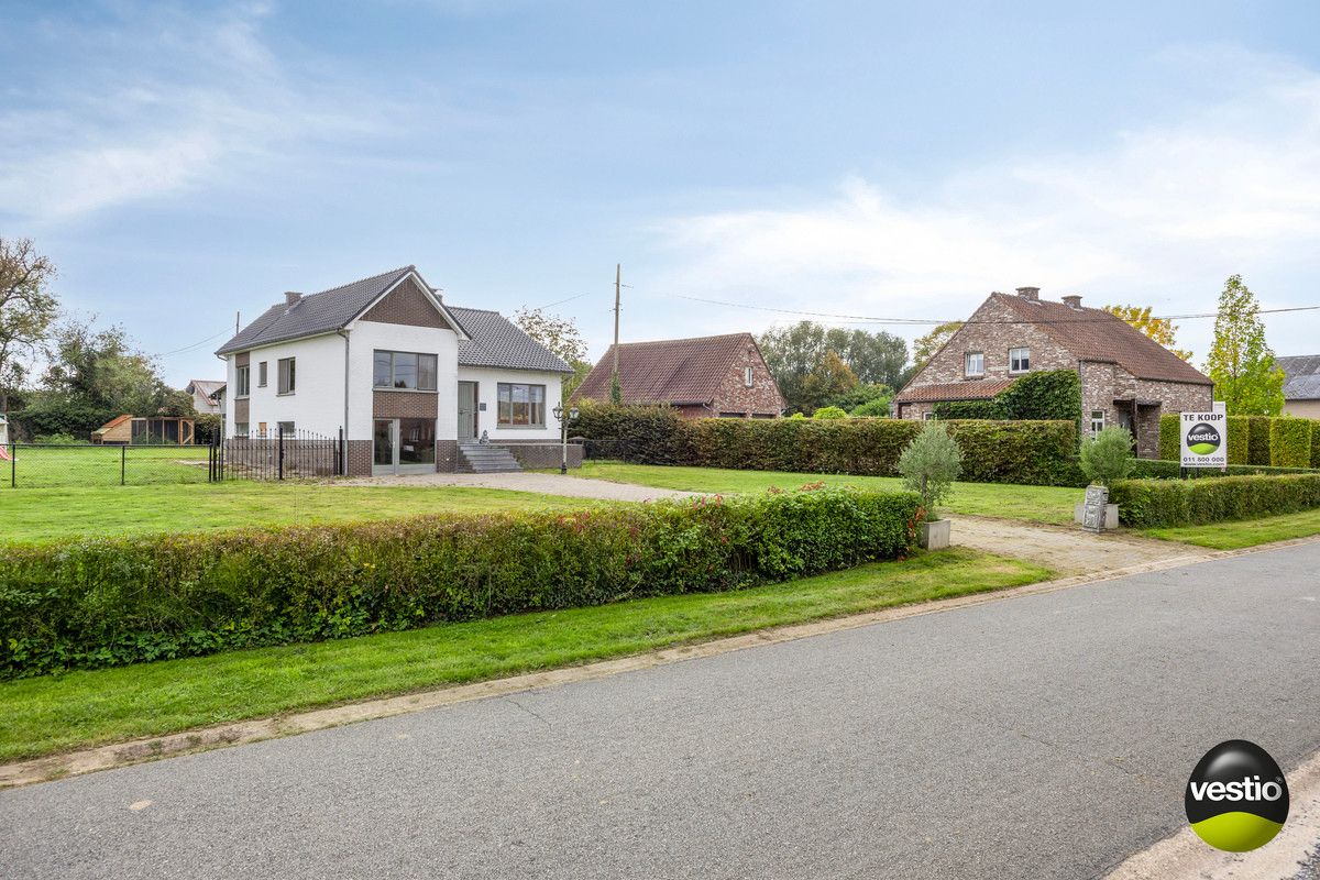 Hoofdfoto van de publicatie: RUSTIG GELEGEN SPLIT LEVEL WONING OP 21A10CA TE KORTESSEM.