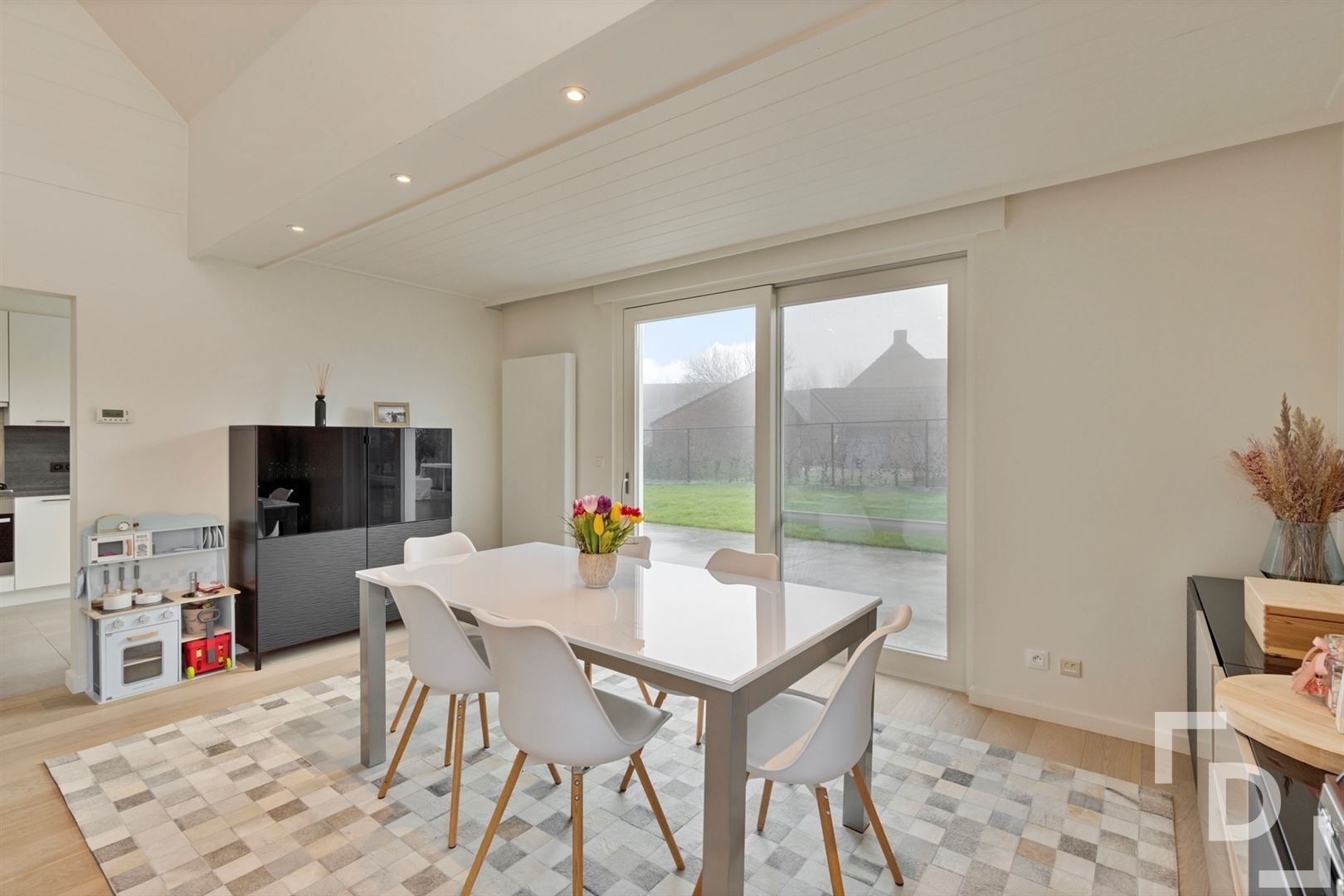 Prachtige villa aan de stadsrand foto 16