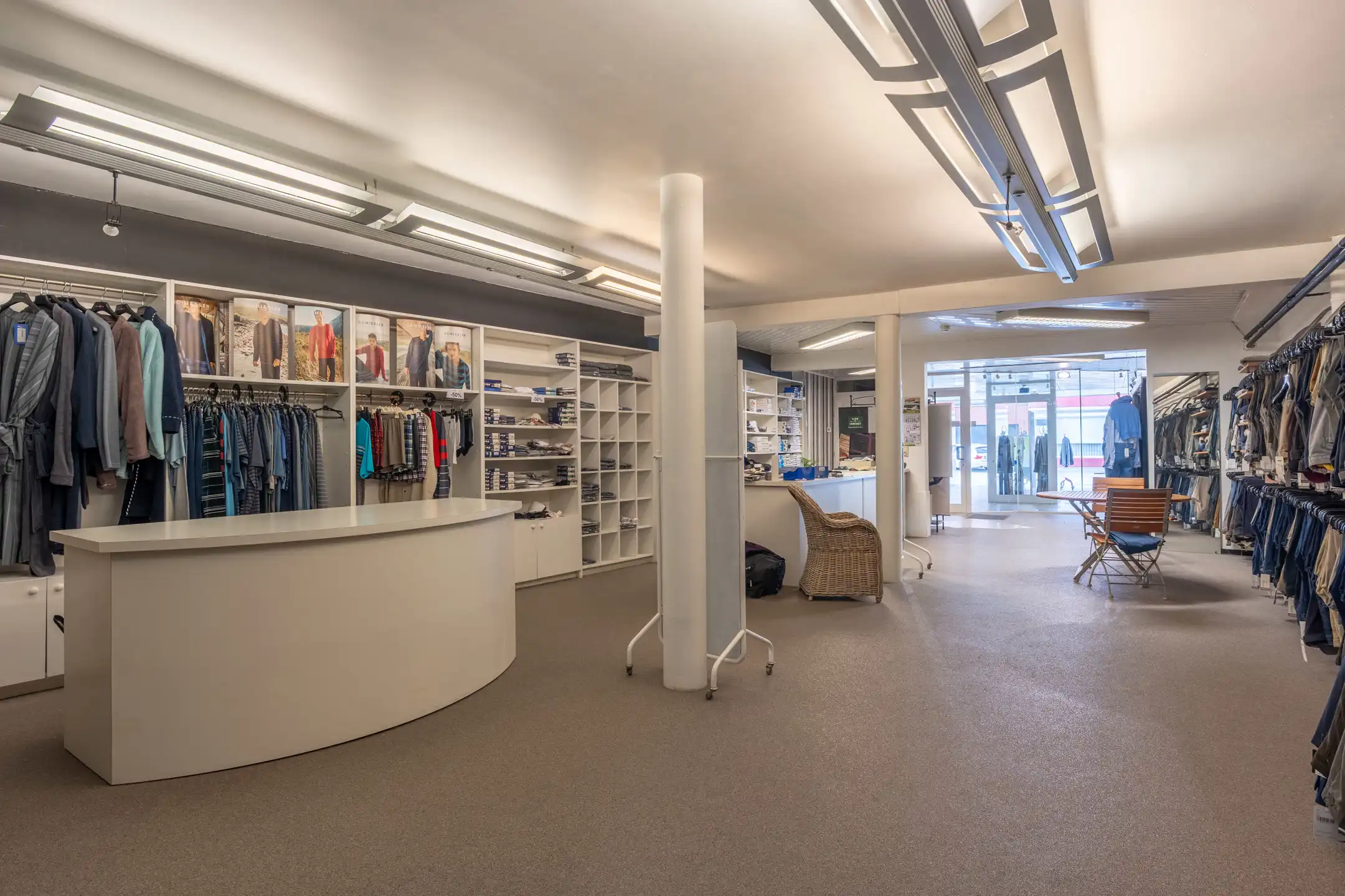 Goed gelegen gelijkvloers handelspand van maar liefst 436m² foto 7