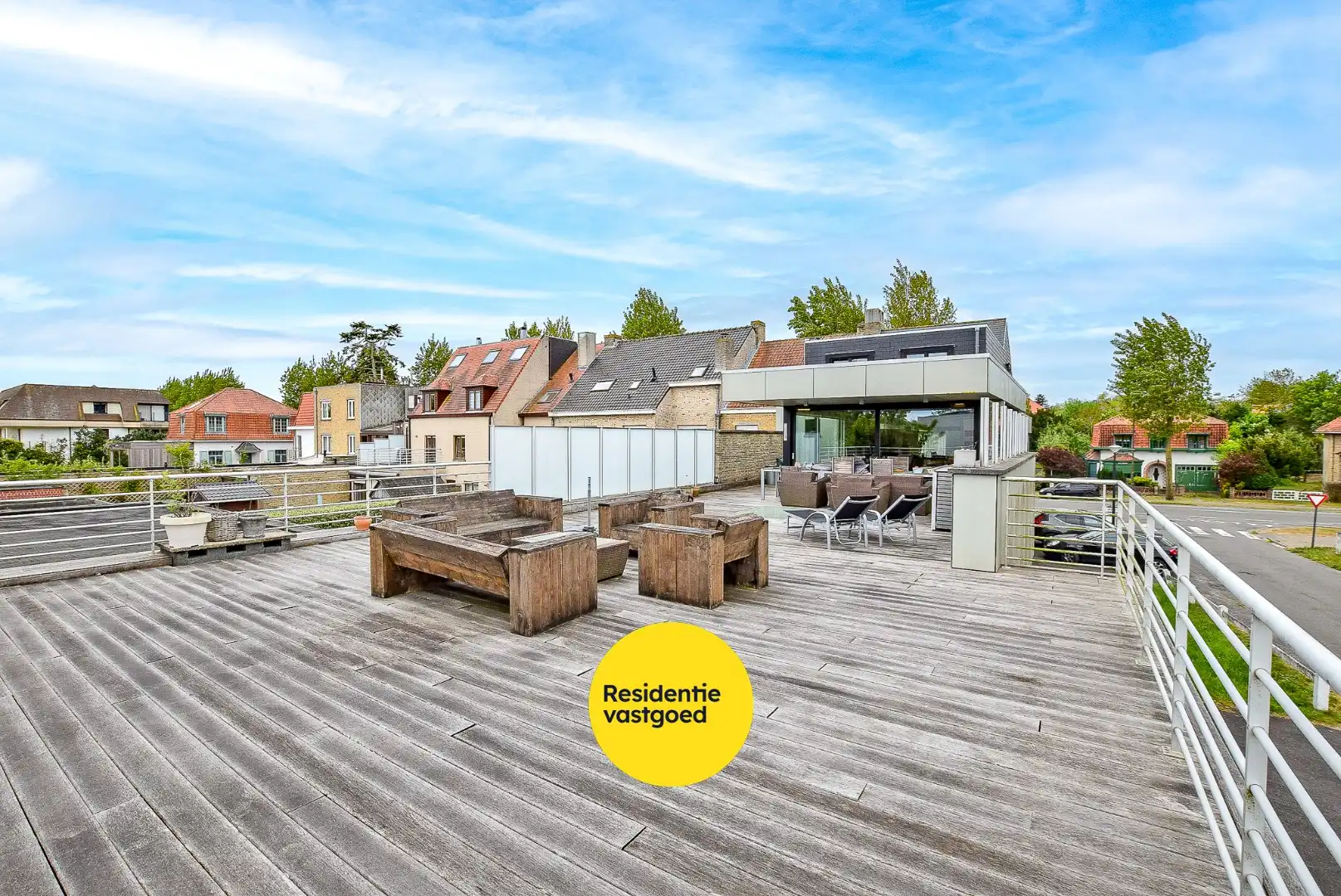 Goed gelegen kantoorruimte / praktijkruimte met woonst te Oostduinkerke op 749m². foto 2