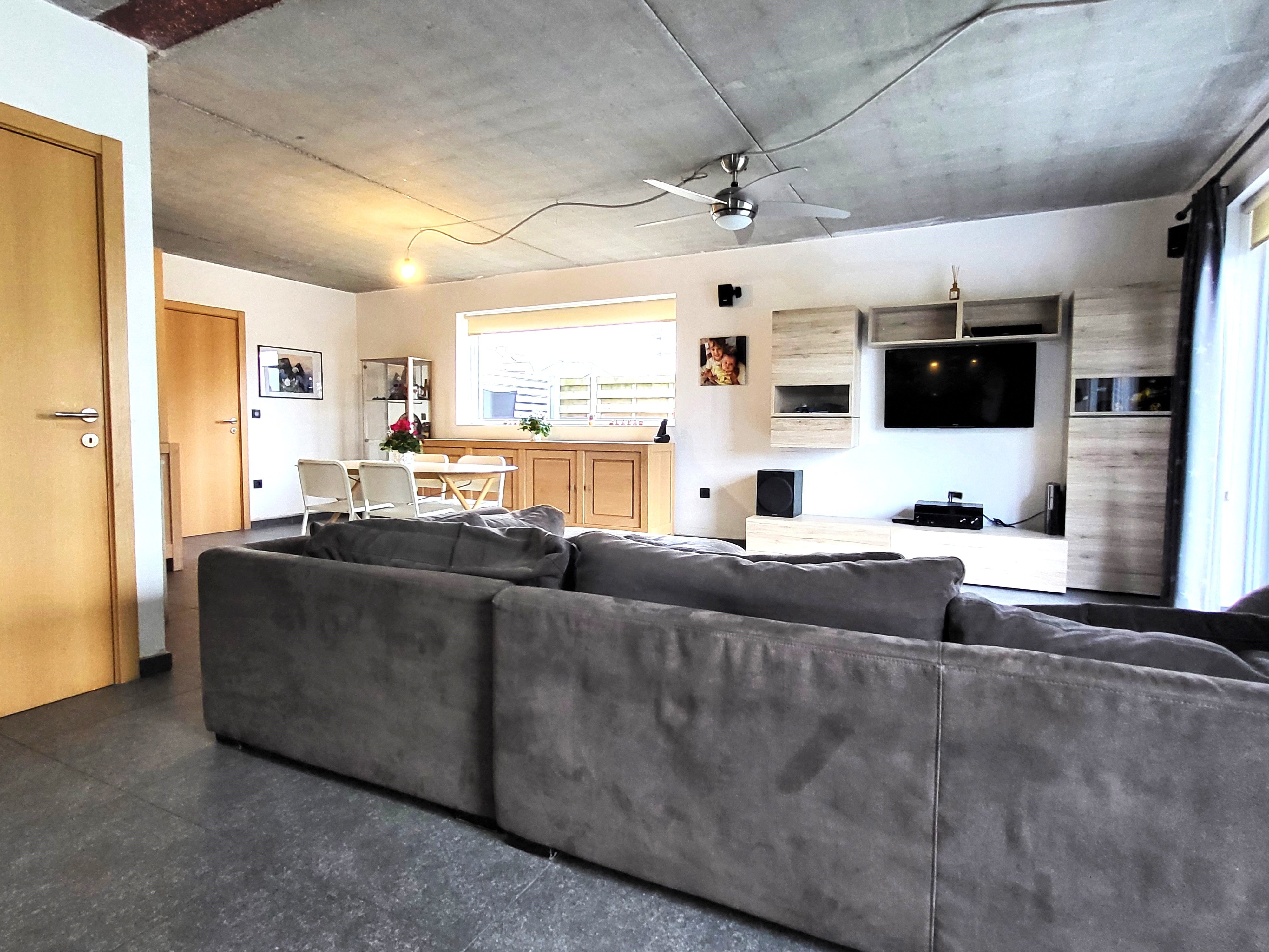 Deze instapklare halfopen woning uit 2014 ligt in een rustige en landelijke straat in Lierde.  foto 13