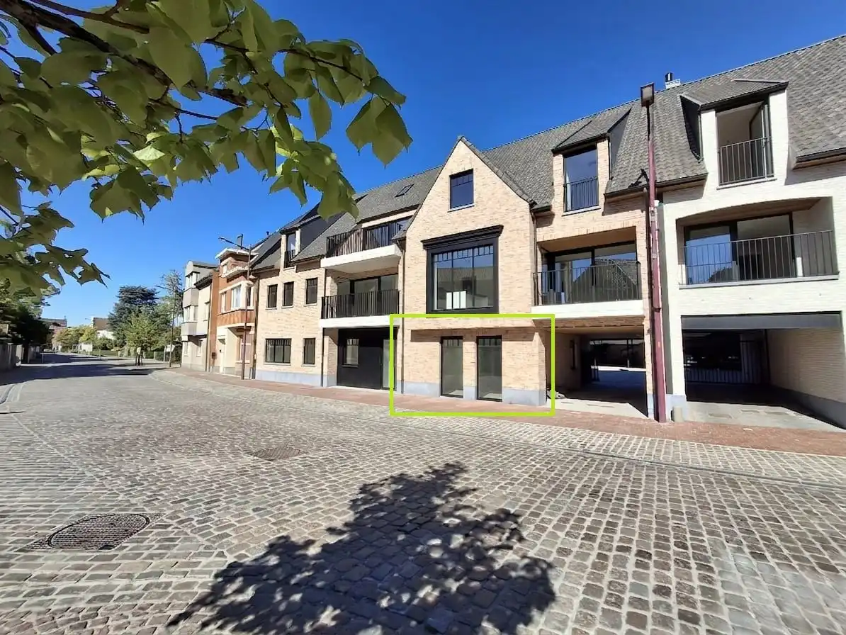 INSTAPKLAAR NIEUWBOUW GELIJKVLOERSAPPARTEMENT IN HARTJE RUISELEDE foto {{pictureIndex}}
