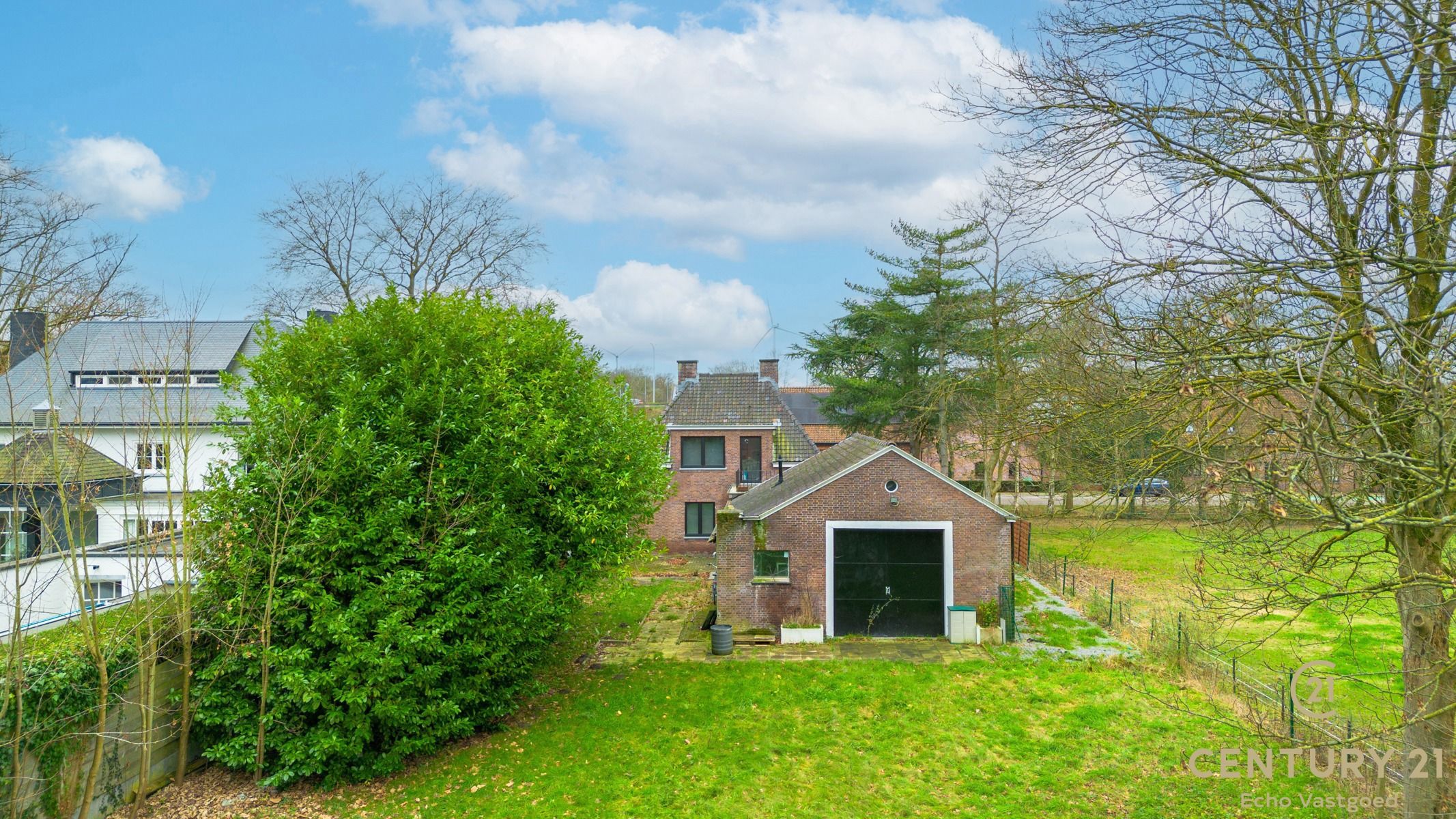 Charmante en gezellige gezinswoning met grote garage en tuin foto 15