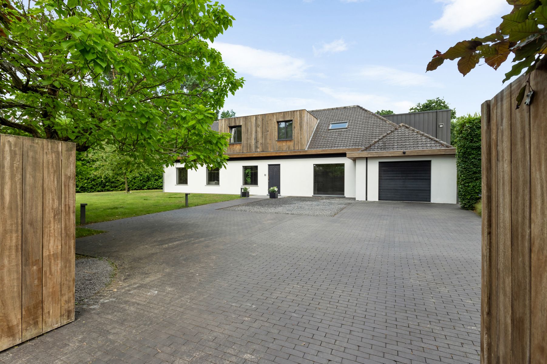 Stijlvol gerenoveerde villa in Koningshof Schoten. foto {{pictureIndex}}