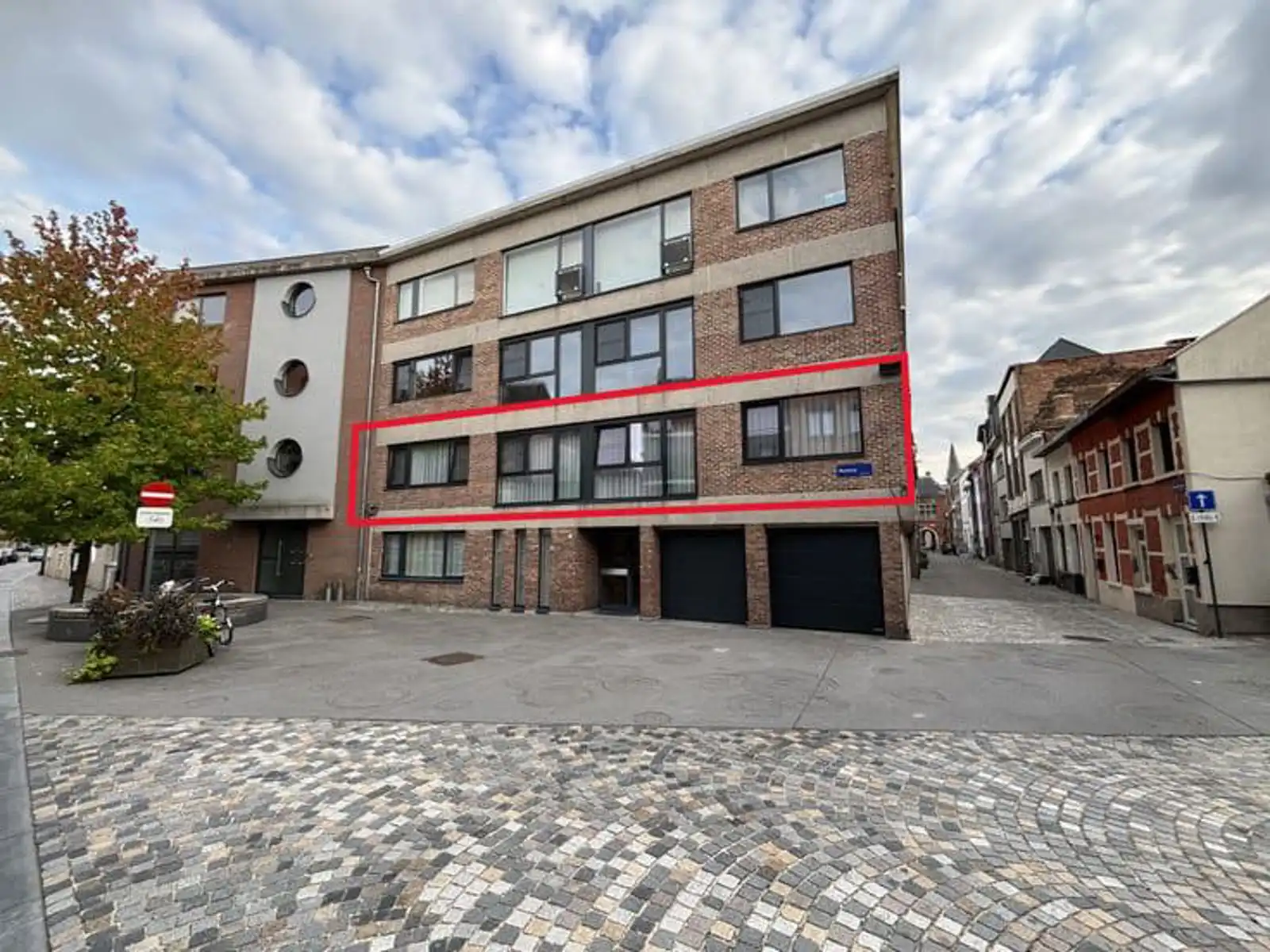 Gerenoveerd appartement met 3 slpk + garage in Mechelen foto {{pictureIndex}}