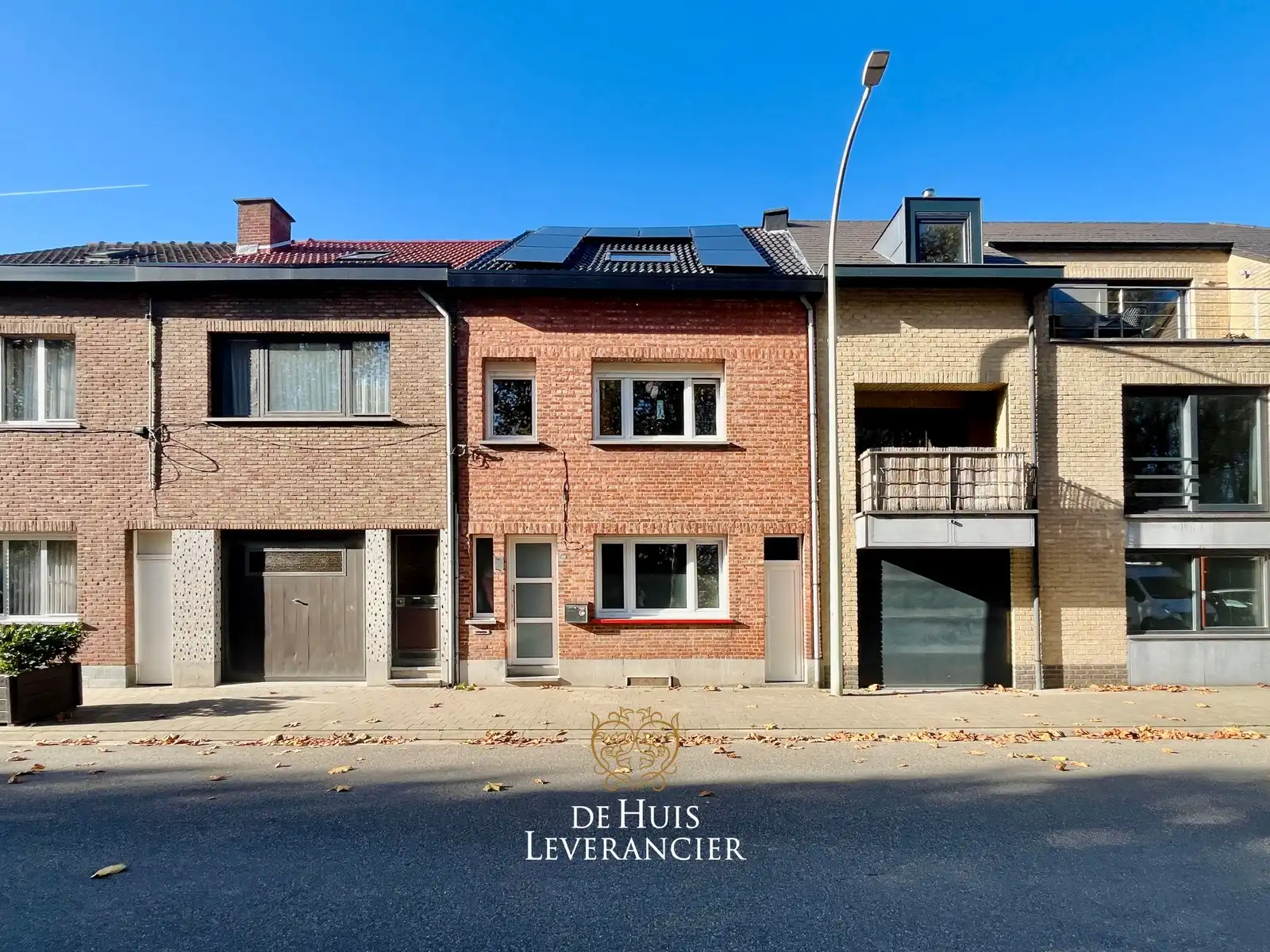 Ruime gezinswoning met 4 slpks, 2 bdks en tuin tegenover park De Schorre te koop foto {{pictureIndex}}