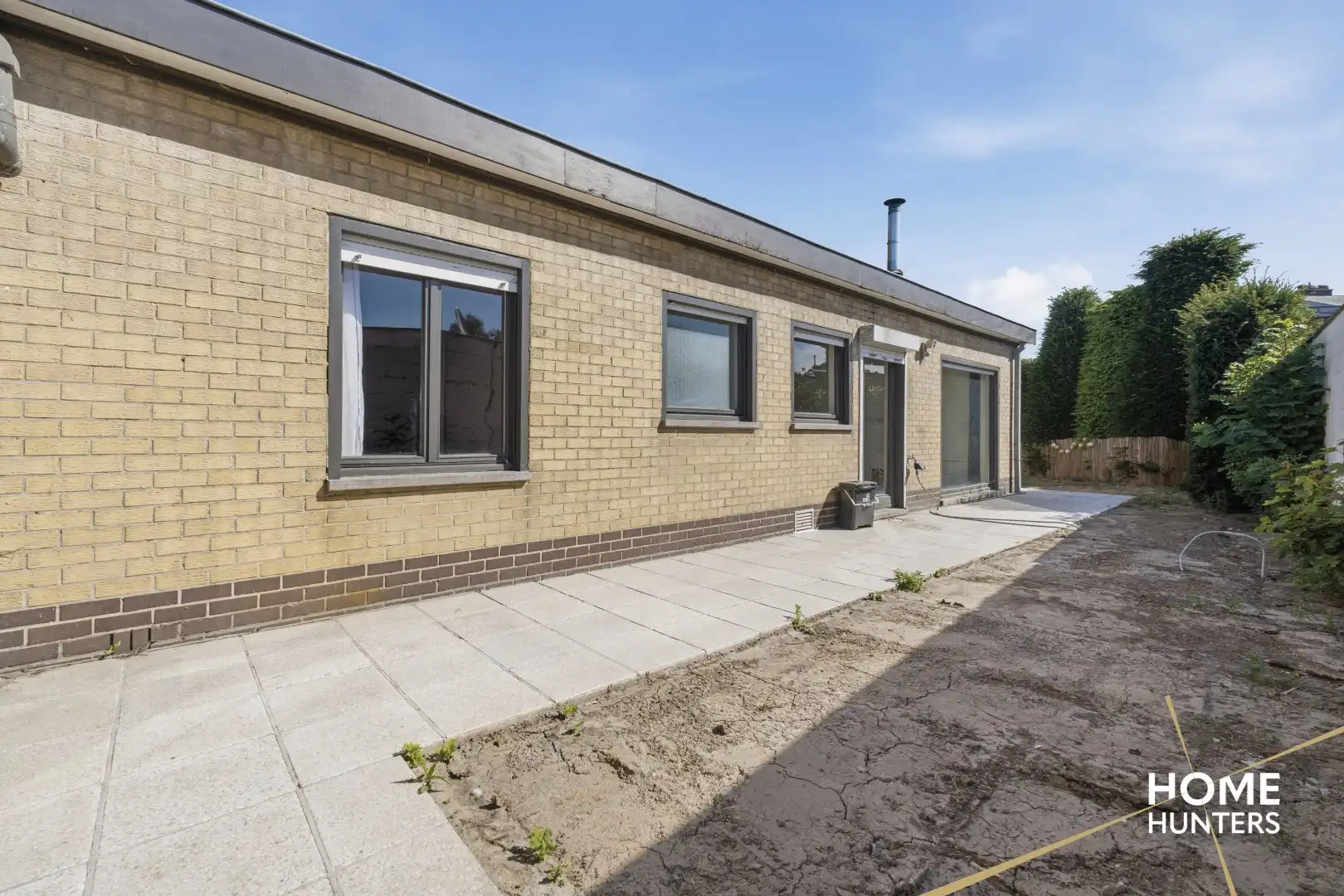 Te renoveren woning met ruime garage en tuin op centrale ligging te Zwevegem foto 2