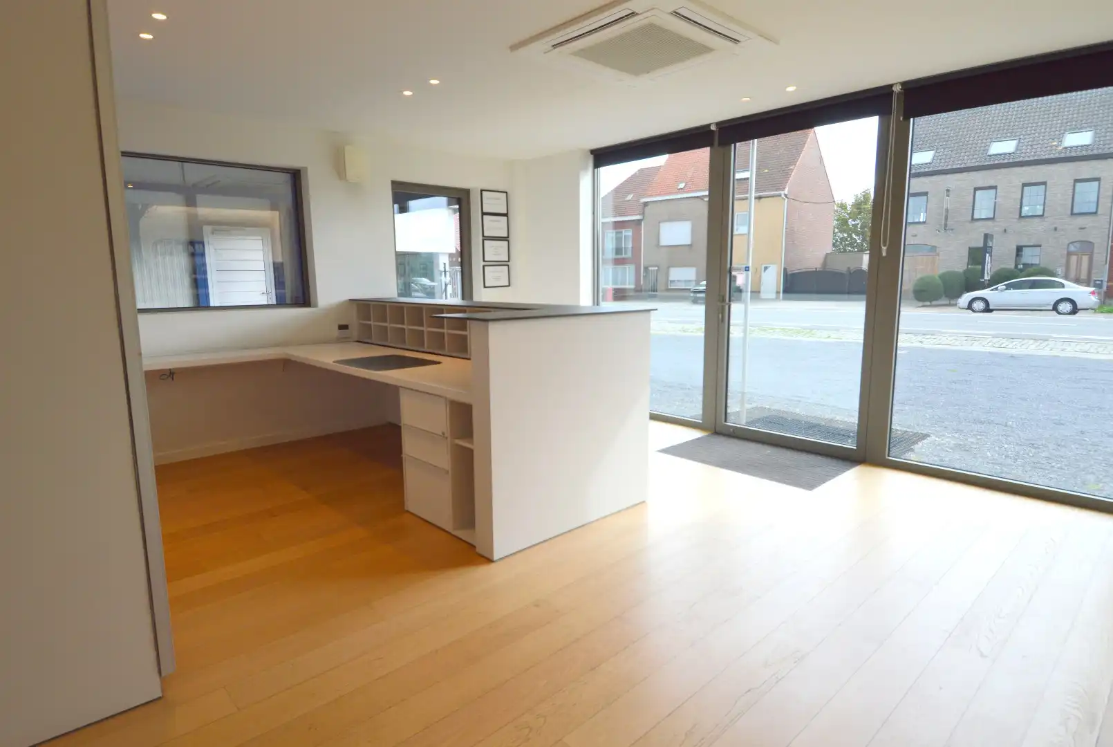 Magazijn met bureaus te huur in Wevelgem foto 4