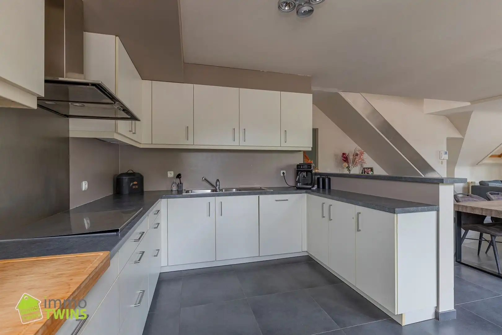 Ruim duplexappartement van 151 m² met 3 slaapkamers, terras en dubbele autostaanplaats foto 8