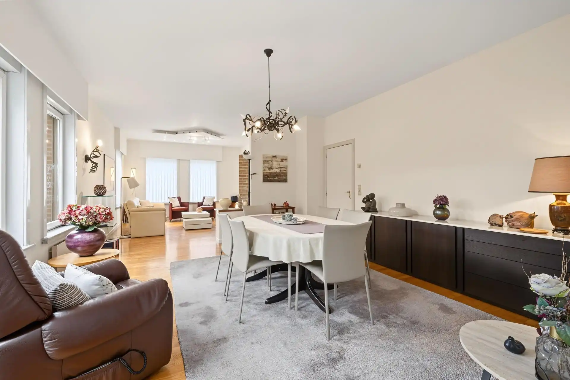 Uitstekend gelegen gezinswoning met 4 slaapkamers + bureau en ruime garage foto 5