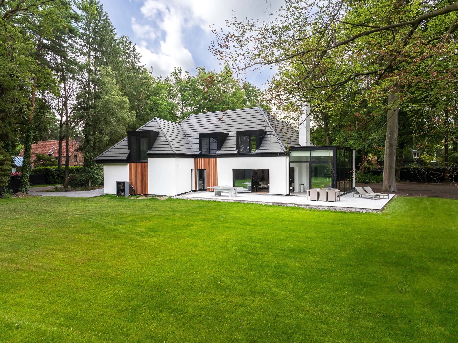 Luxe volledig gerenoveerde villa op een prachtig hoekperceel foto 23