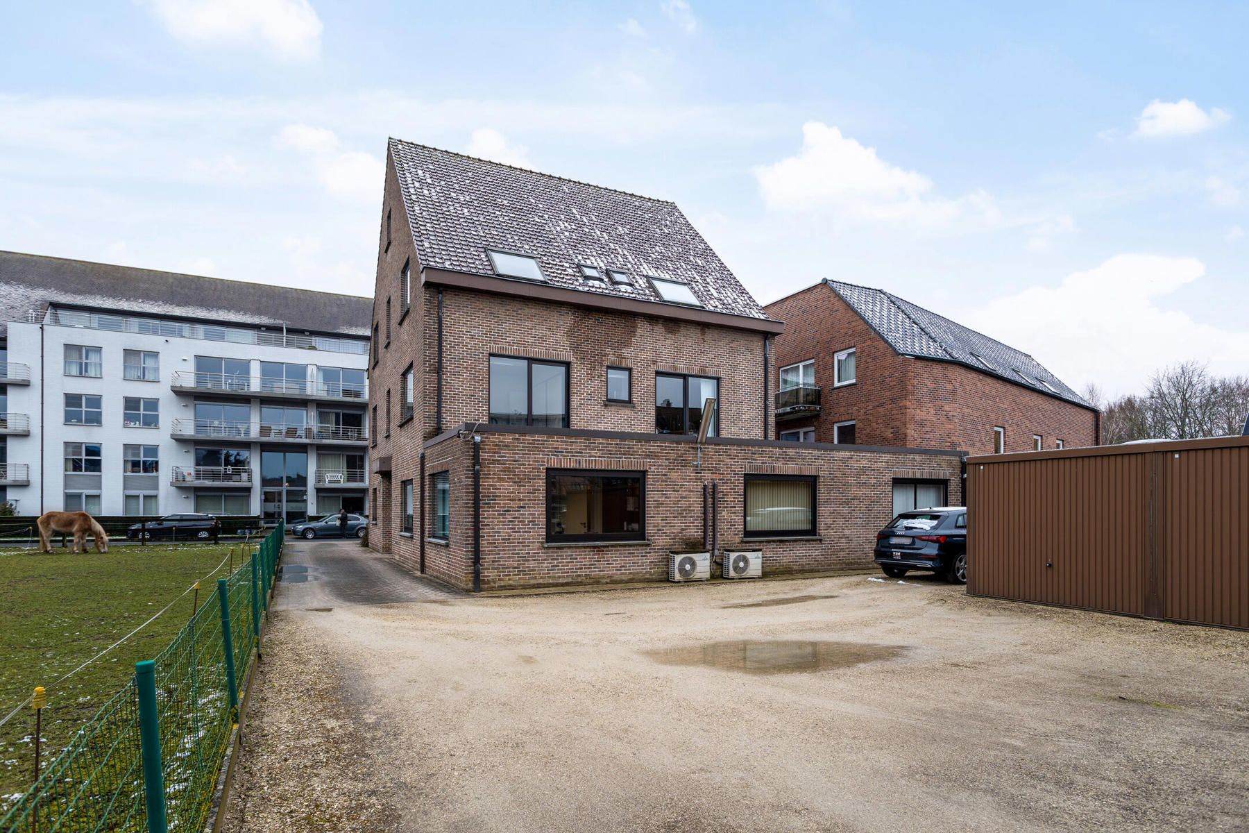 Opbrengsteigendom met handelsruimte en 2 appartementen foto 3