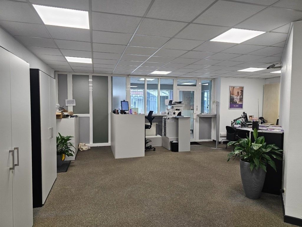 Aantrekkelijk handelspand van 200 m² met een gunstige ligging in het commercieel centrum Pauwengraaf. foto 5